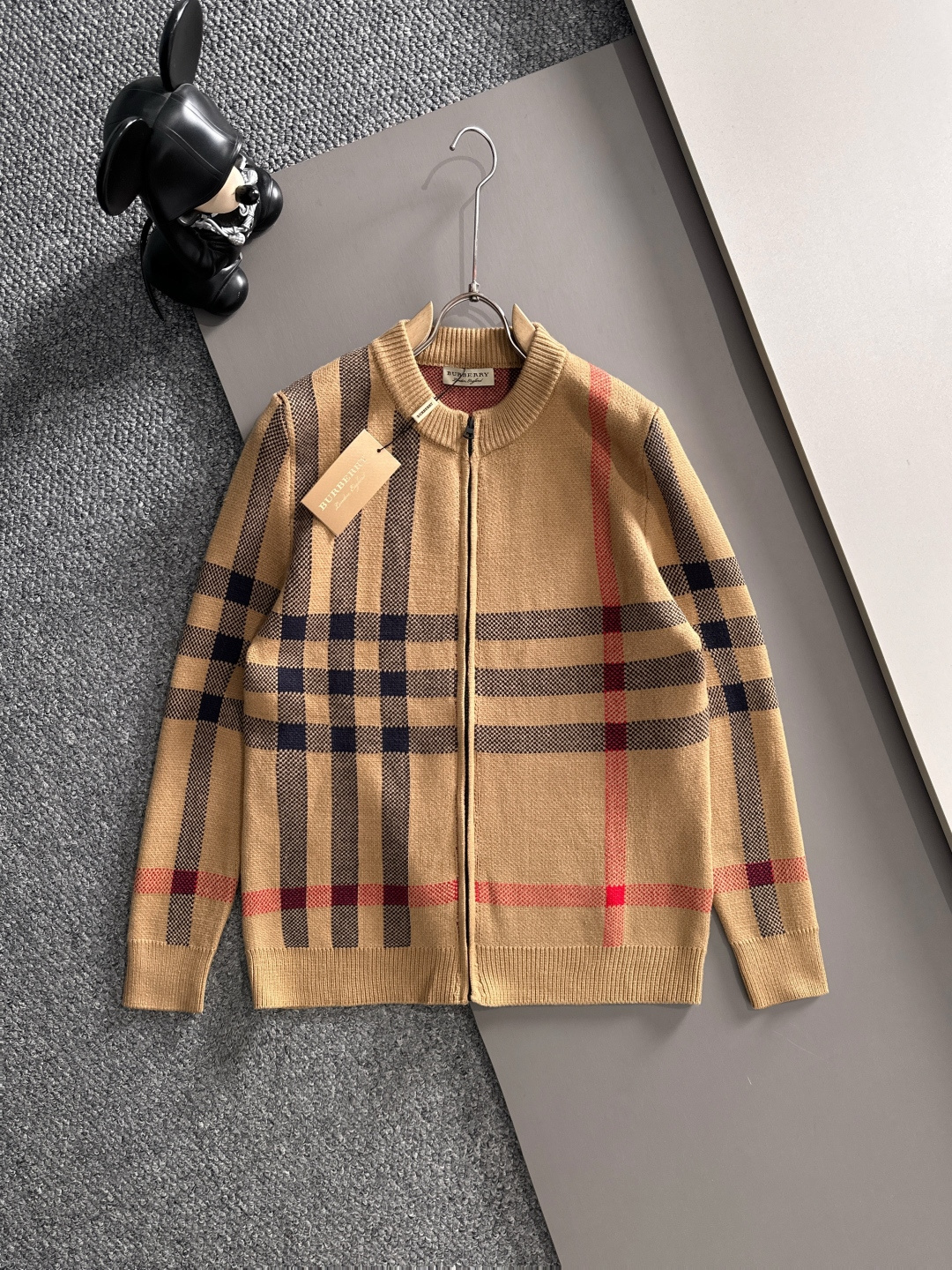 Burberry 2025秋冬新款拉链开衫羊毛毛衣 高品质意大利进口羊毛混纺面料，高密度针织，时尚百搭毛