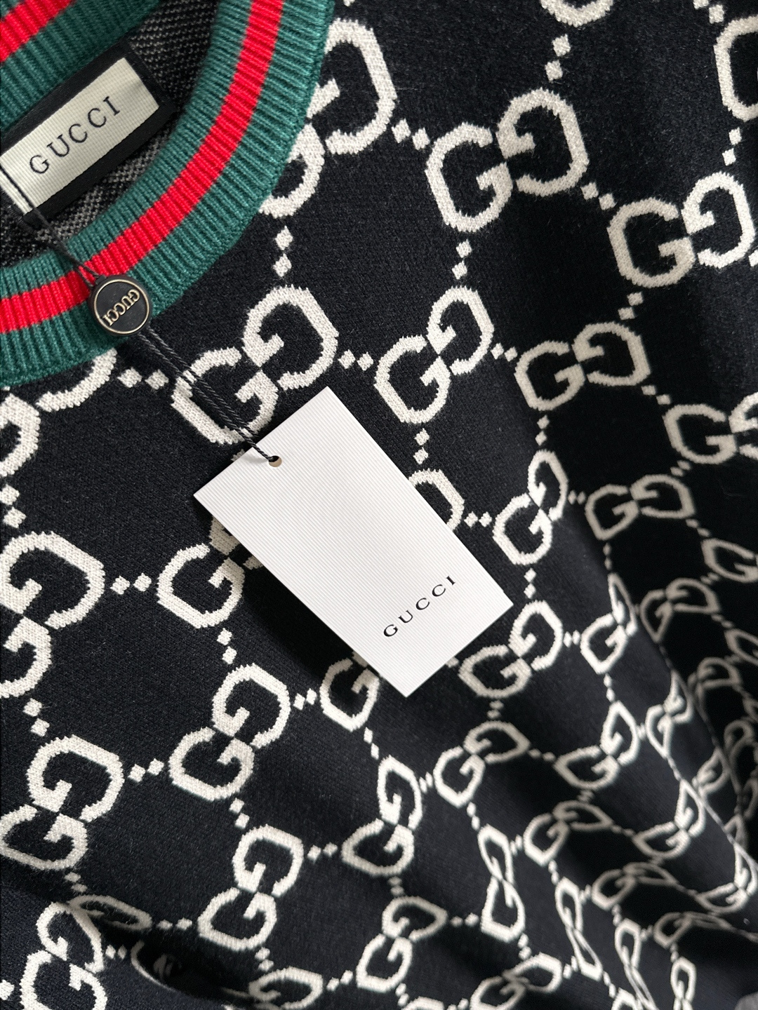 gucci 2025秋冬新款羊毛毛衣 高品质意大利进口羊毛混纺面料，高密度针织，时尚百搭毛衣，帅气十足。