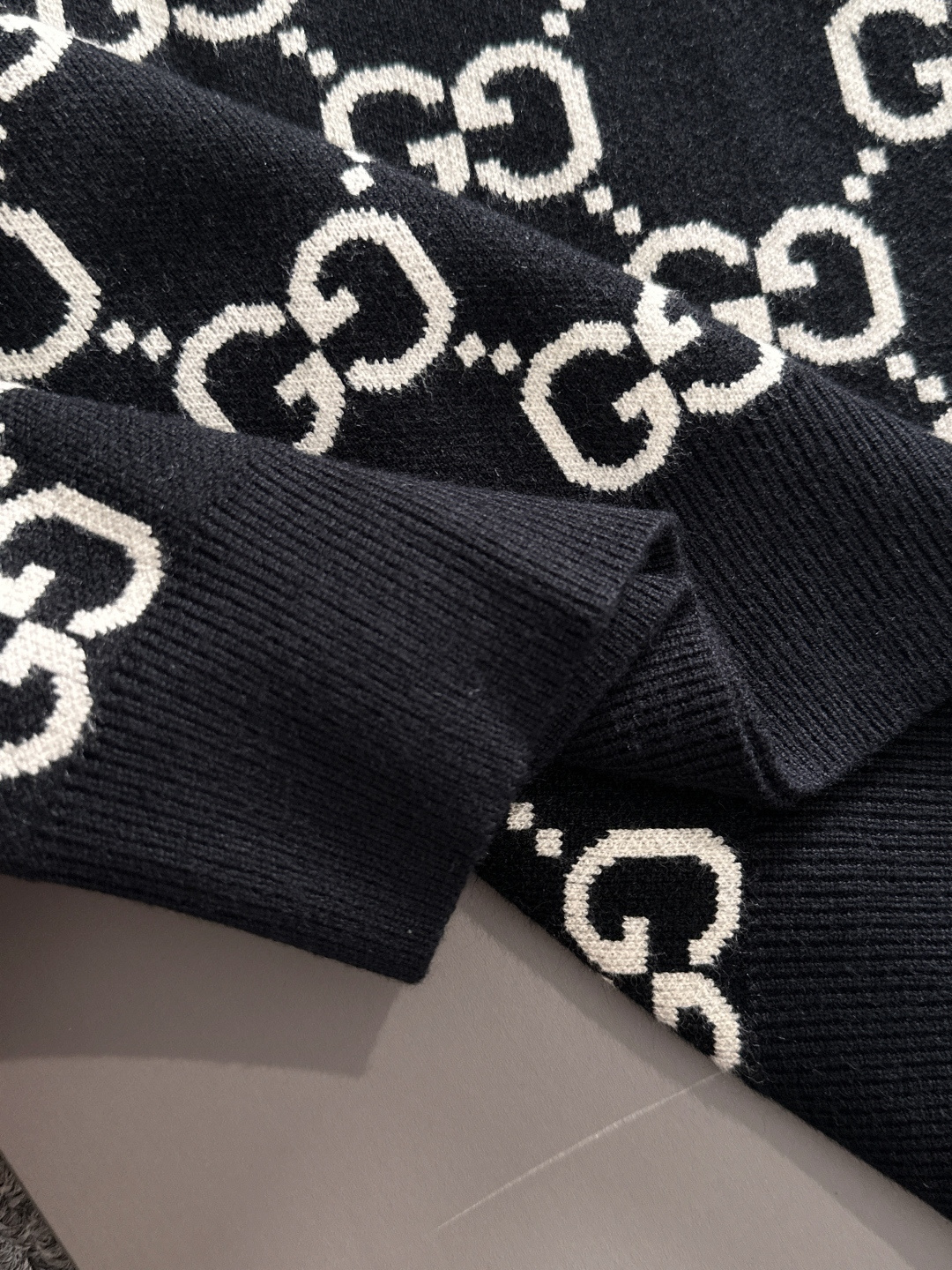 gucci 2025秋冬新款羊毛毛衣 高品质意大利进口羊毛混纺面料，高密度针织，时尚百搭毛衣，帅气十足。