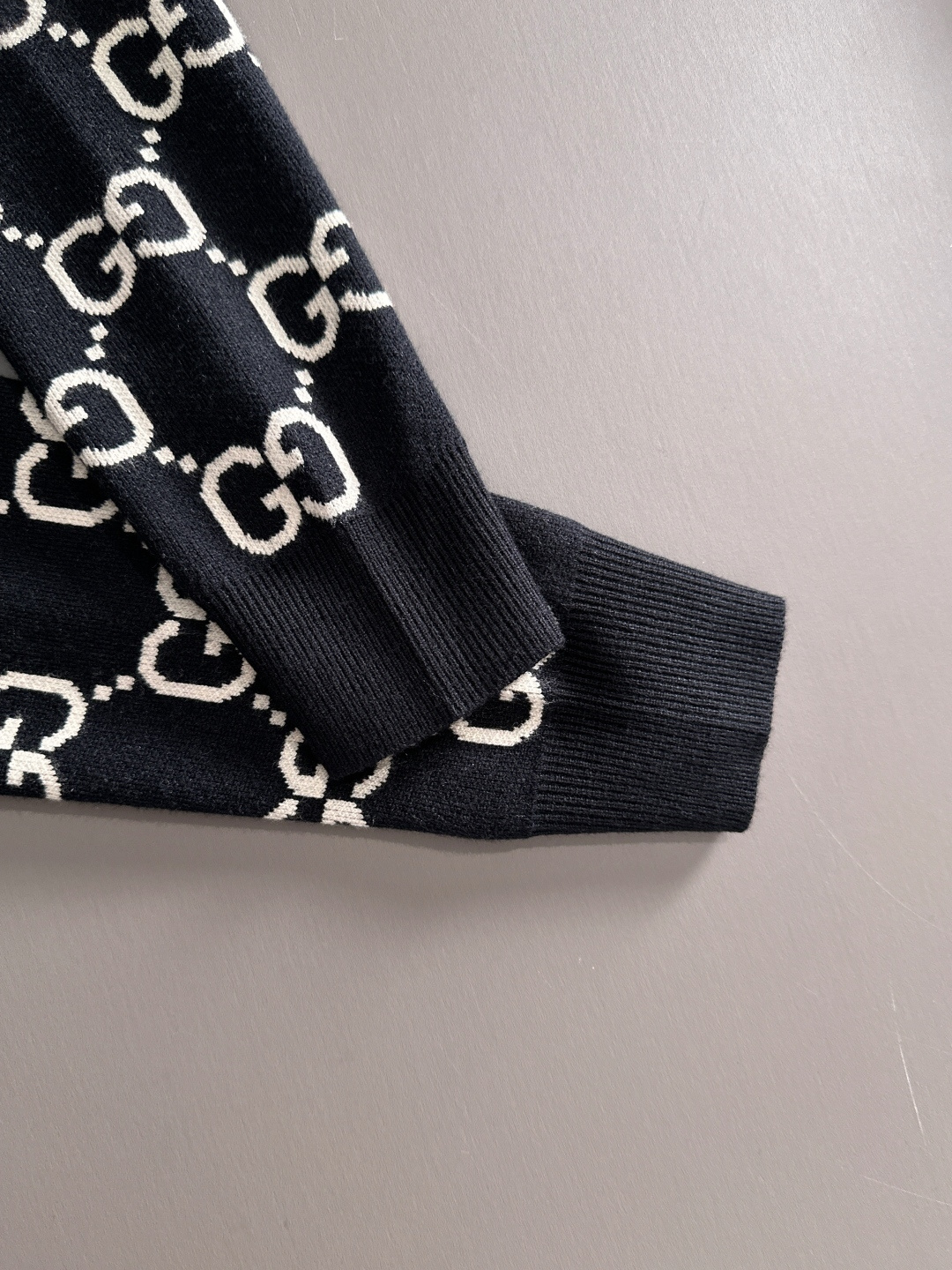 gucci 2025秋冬新款羊毛毛衣 高品质意大利进口羊毛混纺面料，高密度针织，时尚百搭毛衣，帅气十足。