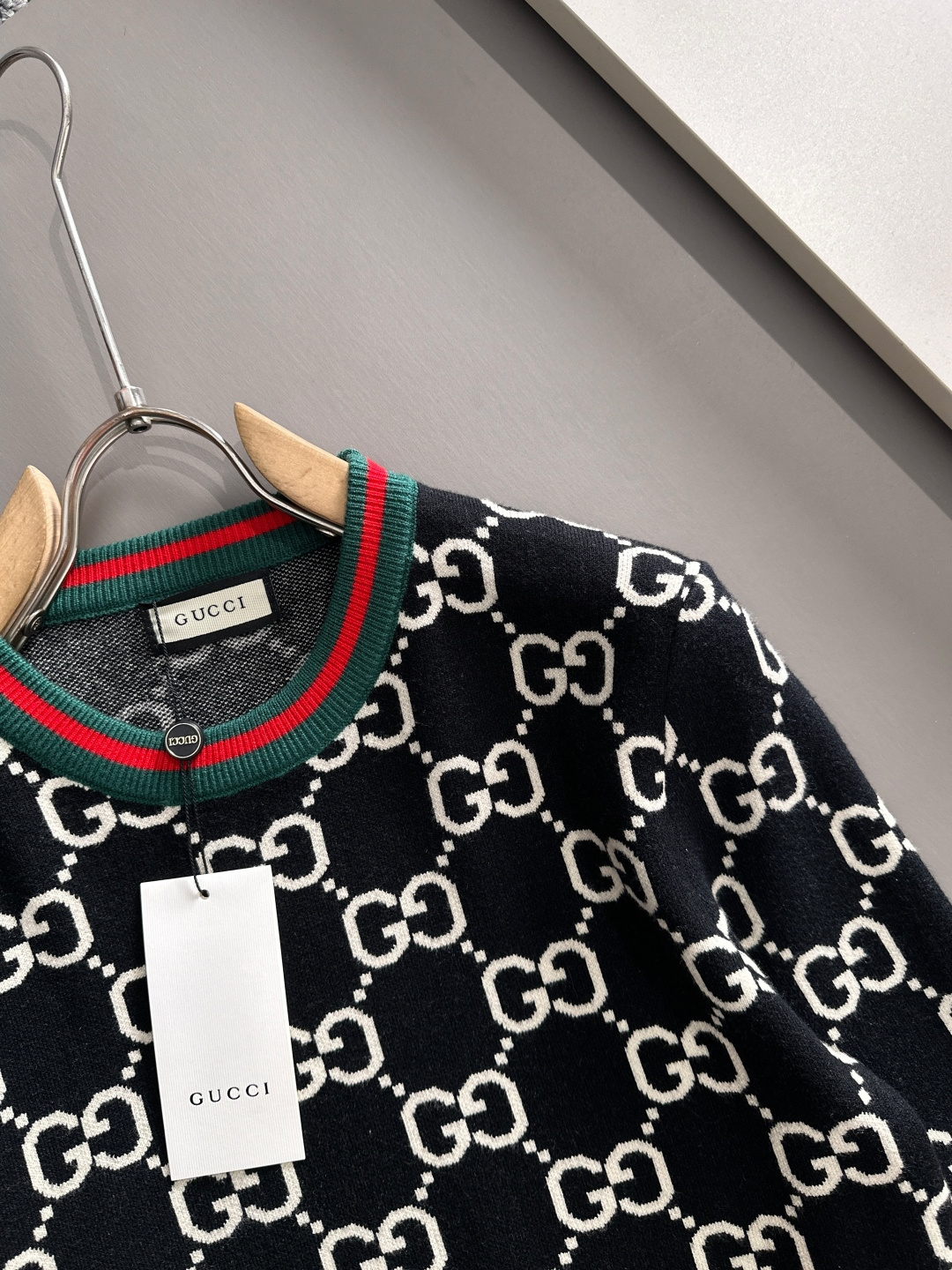 gucci 2025秋冬新款羊毛毛衣 高品质意大利进口羊毛混纺面料，高密度针织，时尚百搭毛衣，帅气十足。