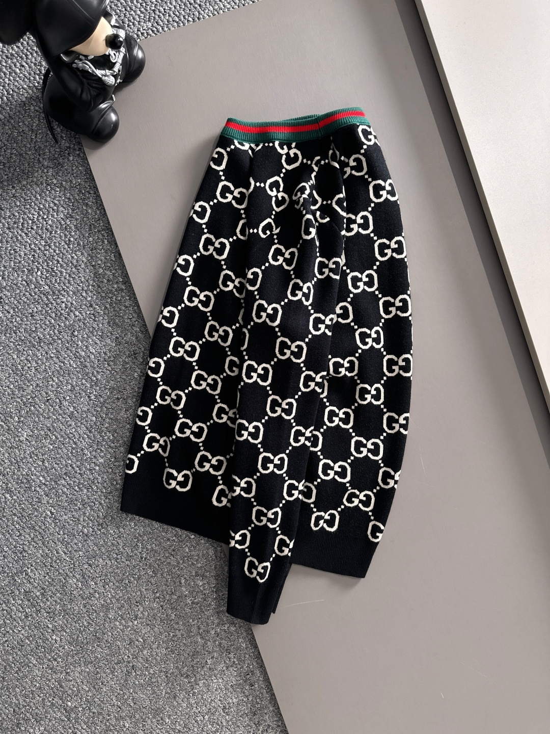 gucci 2025秋冬新款羊毛毛衣 高品质意大利进口羊毛混纺面料，高密度针织，时尚百搭毛衣，帅气十足。