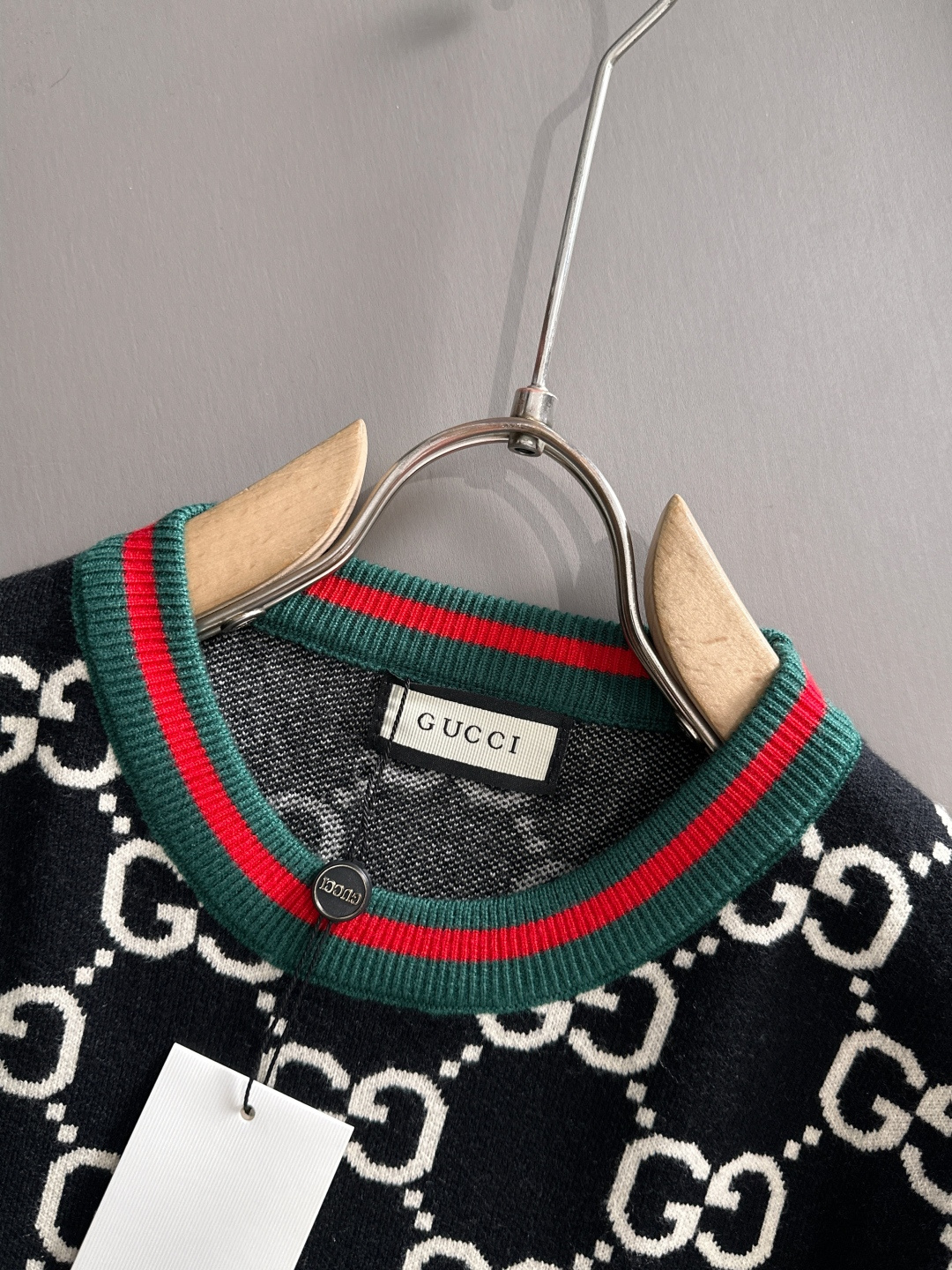 gucci 2025秋冬新款羊毛毛衣 高品质意大利进口羊毛混纺面料，高密度针织，时尚百搭毛衣，帅气十足。