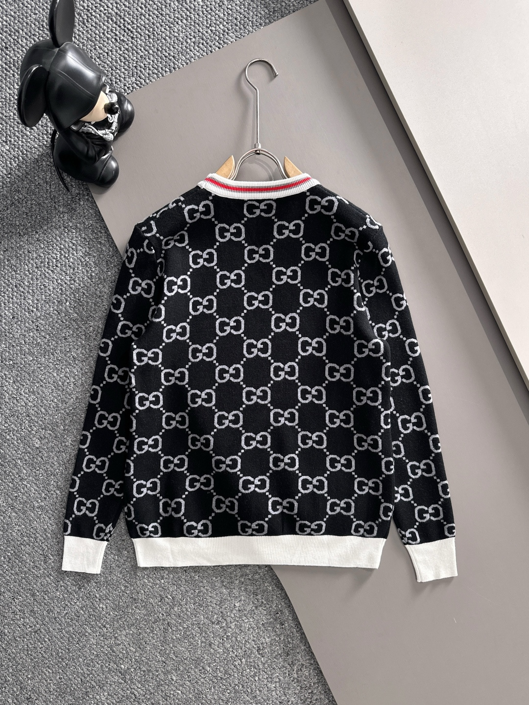 gucci 2025秋冬新款羊毛毛衣 高品质意大利进口羊毛混纺面料，高密度针织，时尚百搭毛衣，帅气十足。