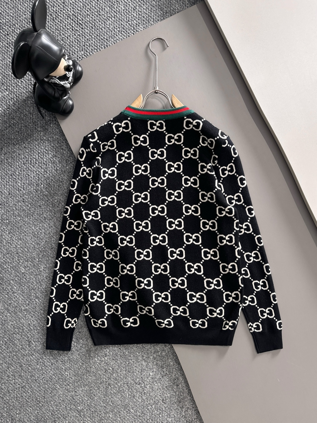 gucci 2025秋冬新款羊毛毛衣 高品质意大利进口羊毛混纺面料，高密度针织，时尚百搭毛衣，帅气十足。