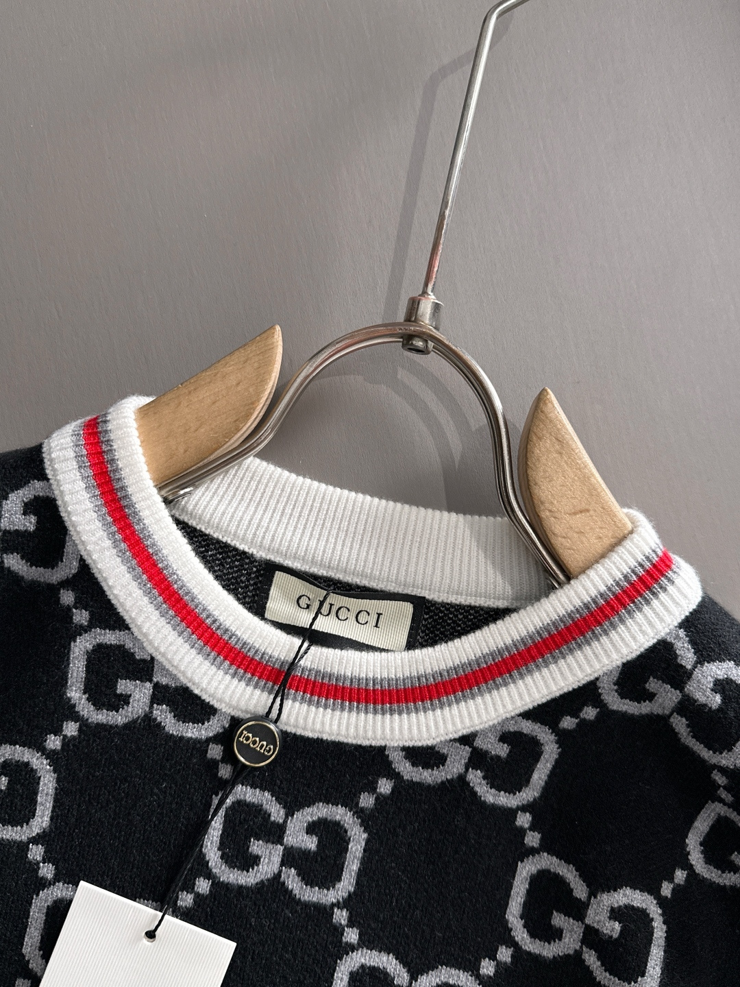 gucci 2025秋冬新款羊毛毛衣 高品质意大利进口羊毛混纺面料，高密度针织，时尚百搭毛衣，帅气十足。