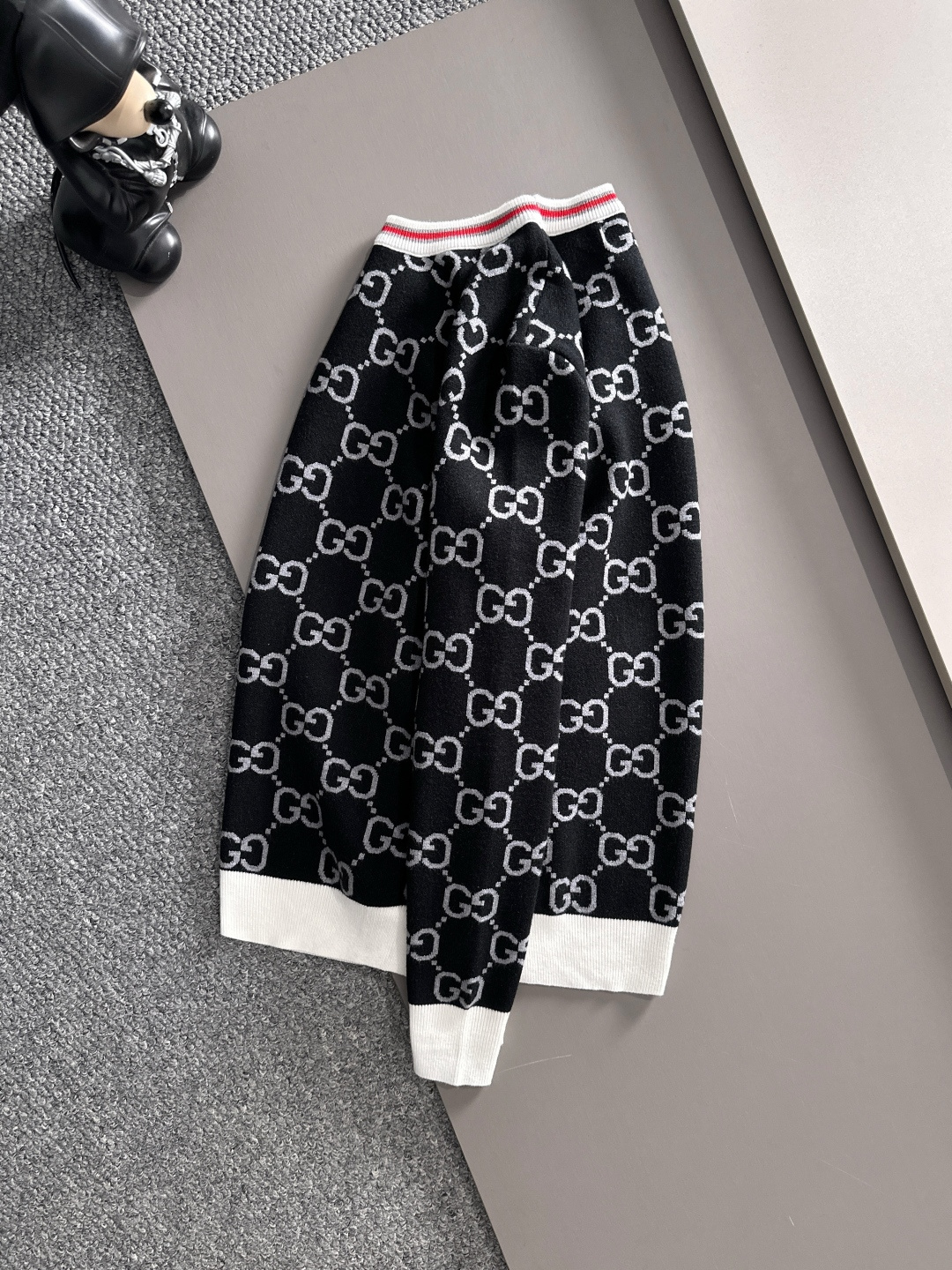 gucci 2025秋冬新款羊毛毛衣 高品质意大利进口羊毛混纺面料，高密度针织，时尚百搭毛衣，帅气十足。