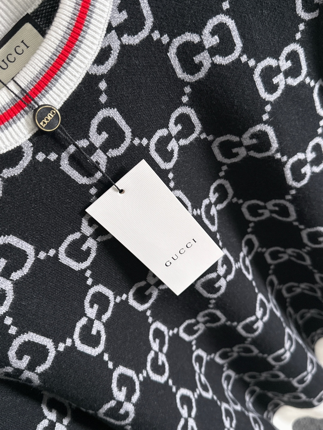 gucci 2025秋冬新款羊毛毛衣 高品质意大利进口羊毛混纺面料，高密度针织，时尚百搭毛衣，帅气十足。