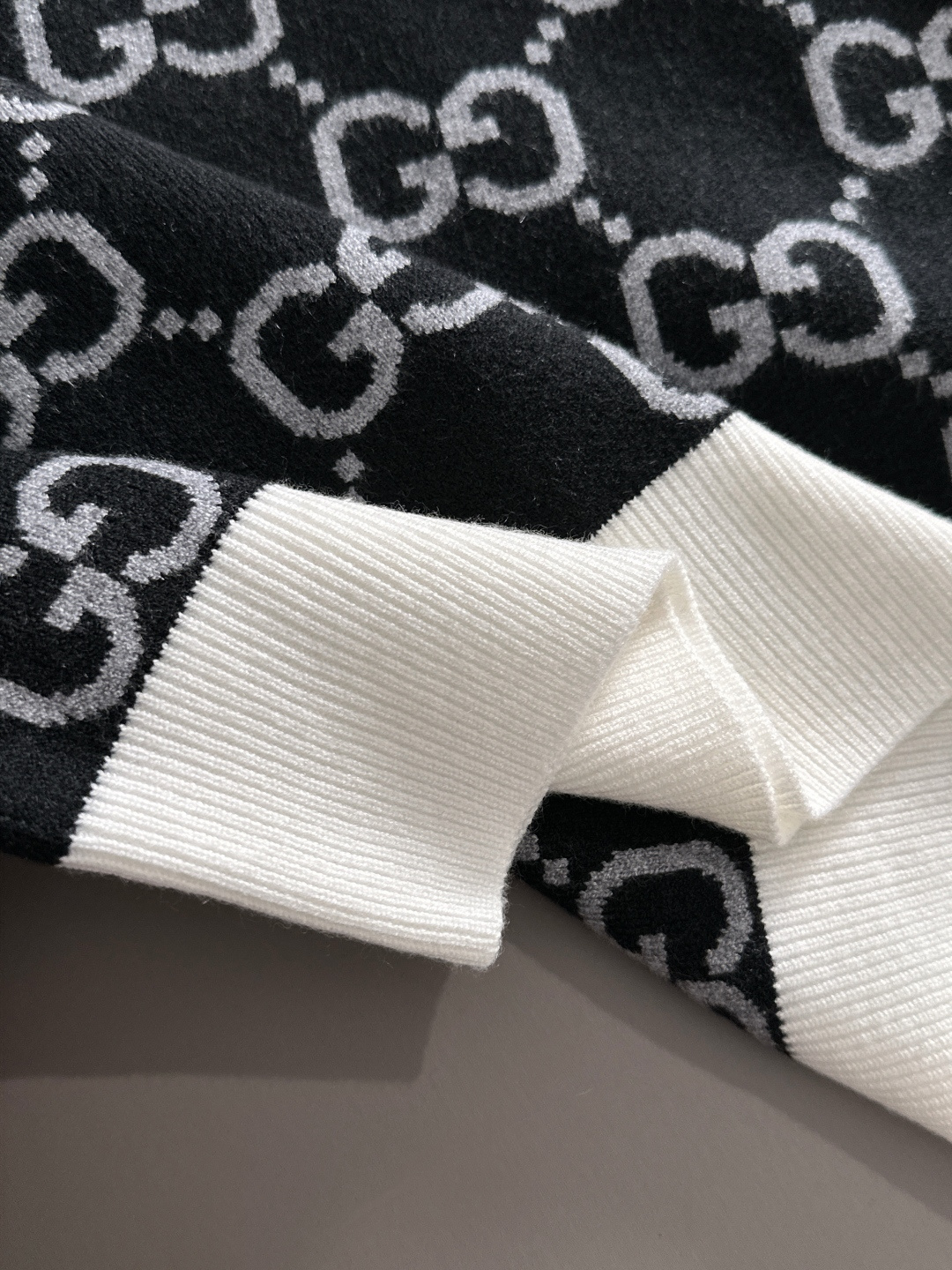 gucci 2025秋冬新款羊毛毛衣 高品质意大利进口羊毛混纺面料，高密度针织，时尚百搭毛衣，帅气十足。