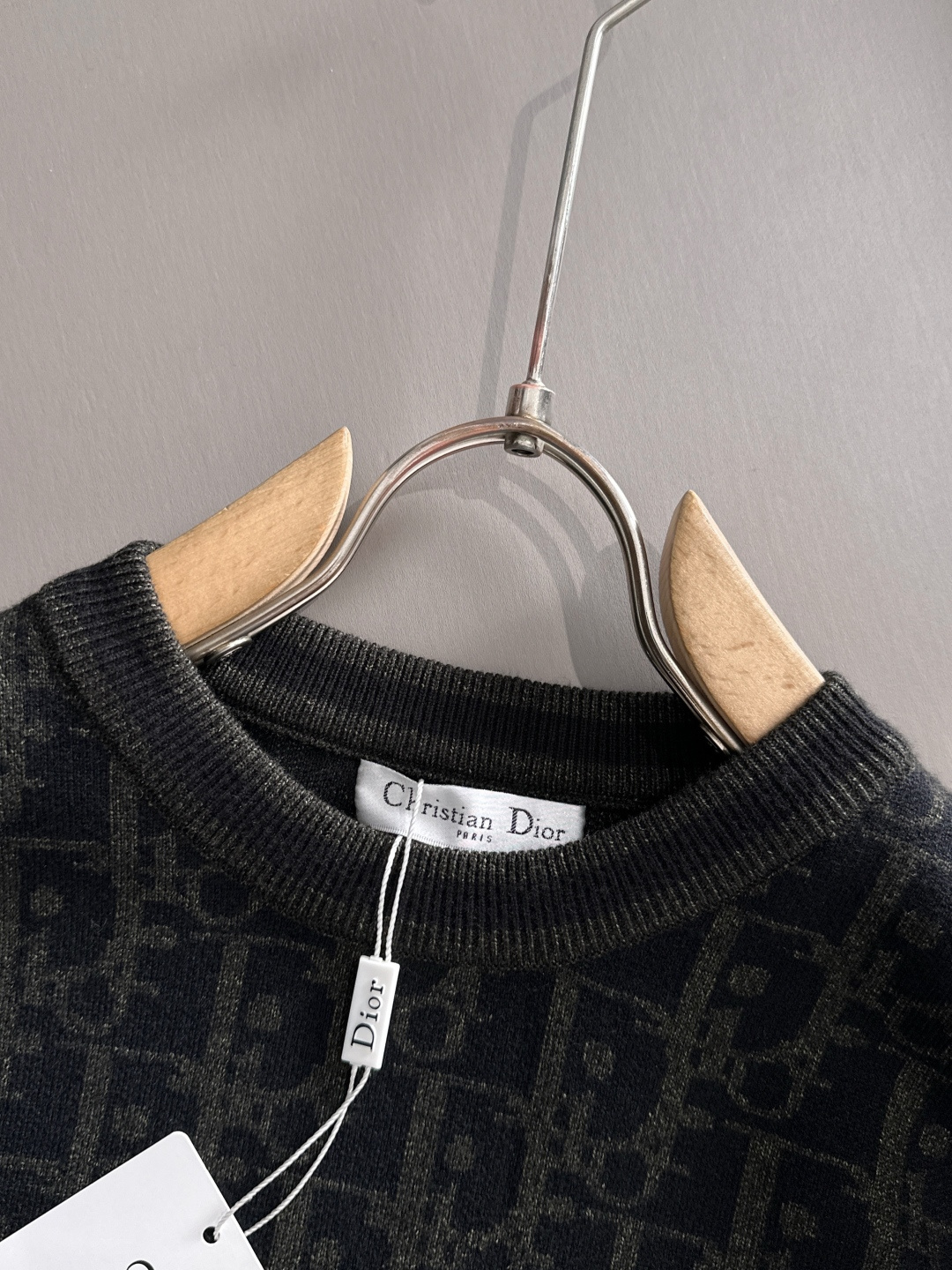 dior 2025秋冬新款羊毛毛衣 高品质意大利进口羊毛混纺面料，高密度针织，时尚百搭毛衣，帅气十足。经