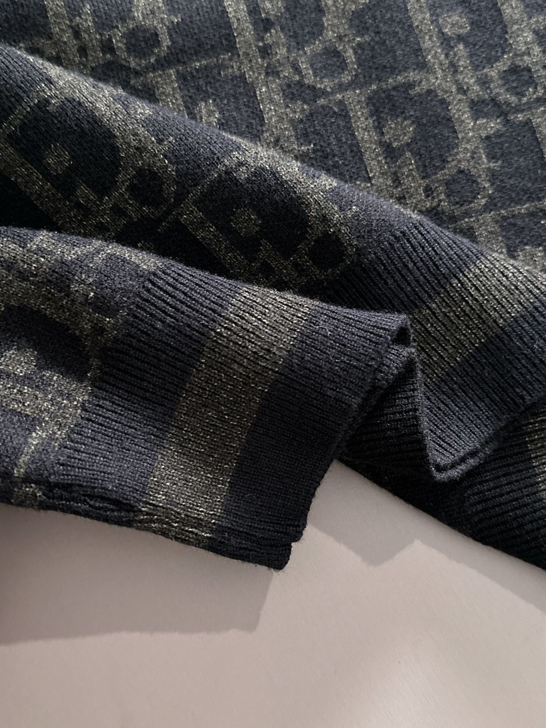 dior 2025秋冬新款羊毛毛衣 高品质意大利进口羊毛混纺面料，高密度针织，时尚百搭毛衣，帅气十足。经