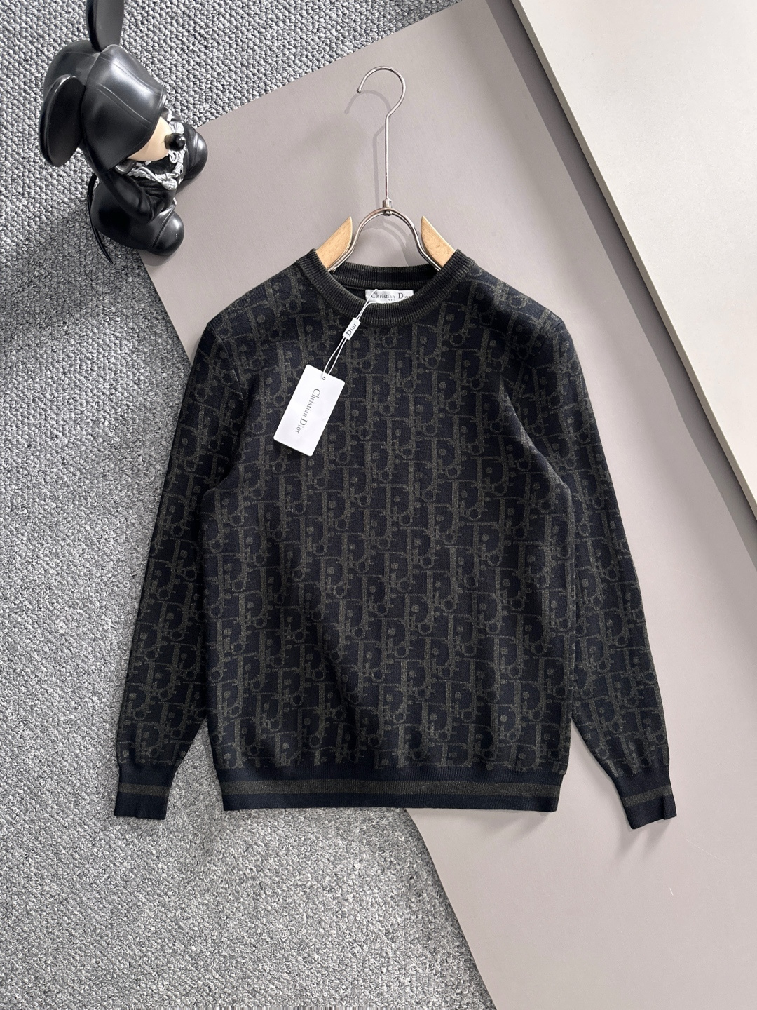 dior 2025秋冬新款羊毛毛衣 高品质意大利进口羊毛混纺面料，高密度针织，时尚百搭毛衣，帅气十足。经