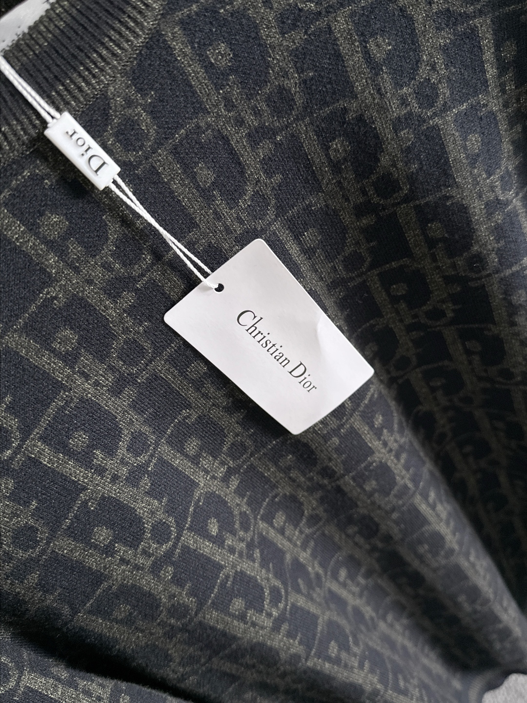 dior 2025秋冬新款羊毛毛衣 高品质意大利进口羊毛混纺面料，高密度针织，时尚百搭毛衣，帅气十足。经