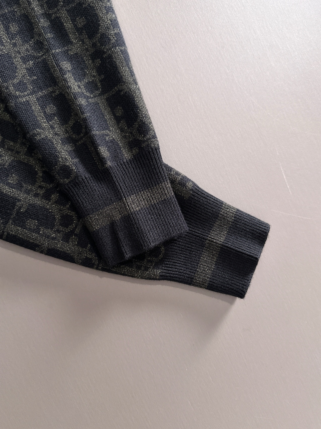 dior 2025秋冬新款羊毛毛衣 高品质意大利进口羊毛混纺面料，高密度针织，时尚百搭毛衣，帅气十足。经