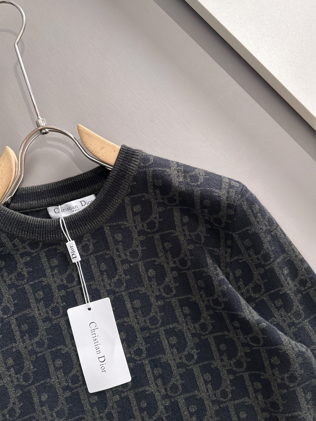 dior 2025秋冬新款羊毛毛衣 高品质意大利进口羊毛混纺面料，高密度针织，时尚百搭毛衣，帅气十足。经