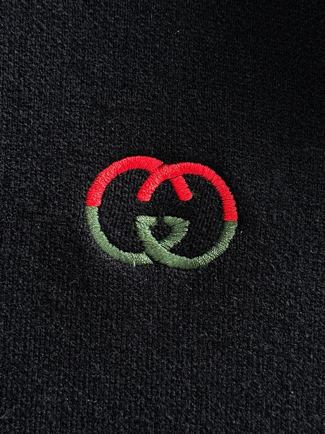 gucci 2025秋冬新款羊毛毛衣 高品质意大利进口羊毛混纺面料，高密度针织，时尚百搭毛衣，帅气十足。