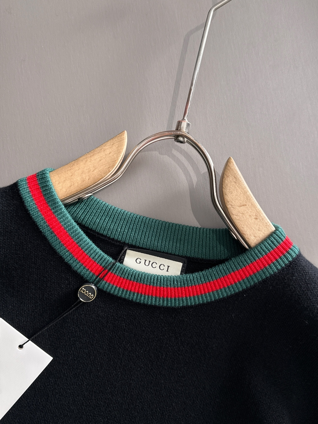 gucci 2025秋冬新款羊毛毛衣 高品质意大利进口羊毛混纺面料，高密度针织，时尚百搭毛衣，帅气十足。