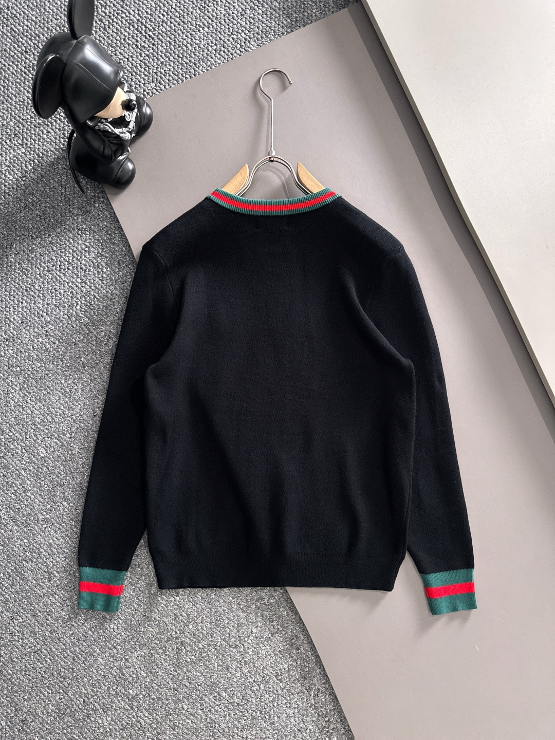 gucci 2025秋冬新款羊毛毛衣 高品质意大利进口羊毛混纺面料，高密度针织，时尚百搭毛衣，帅气十足。