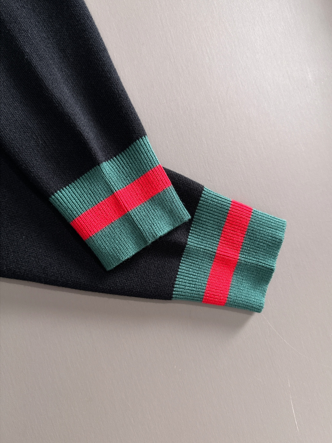 gucci 2025秋冬新款羊毛毛衣 高品质意大利进口羊毛混纺面料，高密度针织，时尚百搭毛衣，帅气十足。