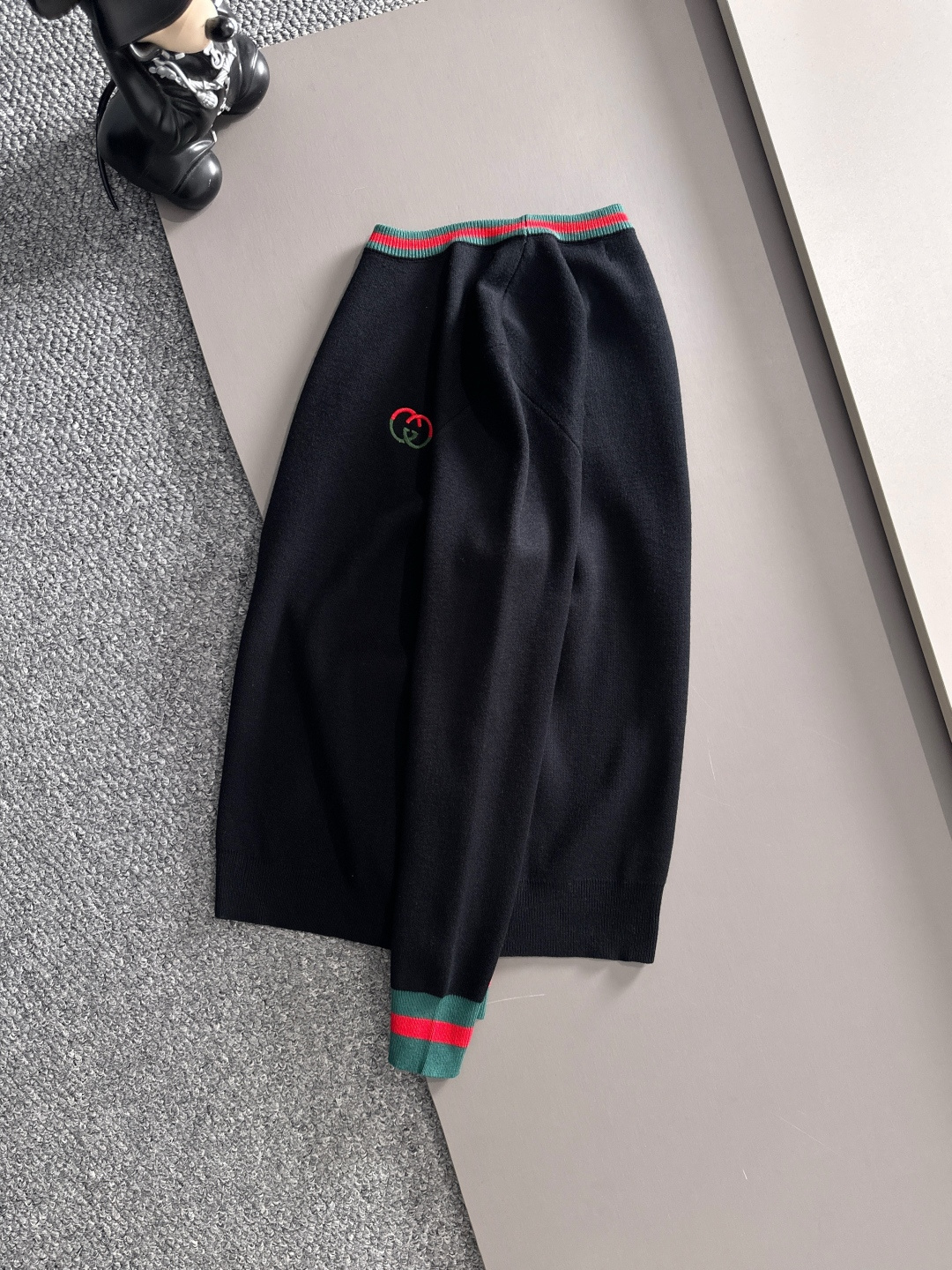 gucci 2025秋冬新款羊毛毛衣 高品质意大利进口羊毛混纺面料，高密度针织，时尚百搭毛衣，帅气十足。