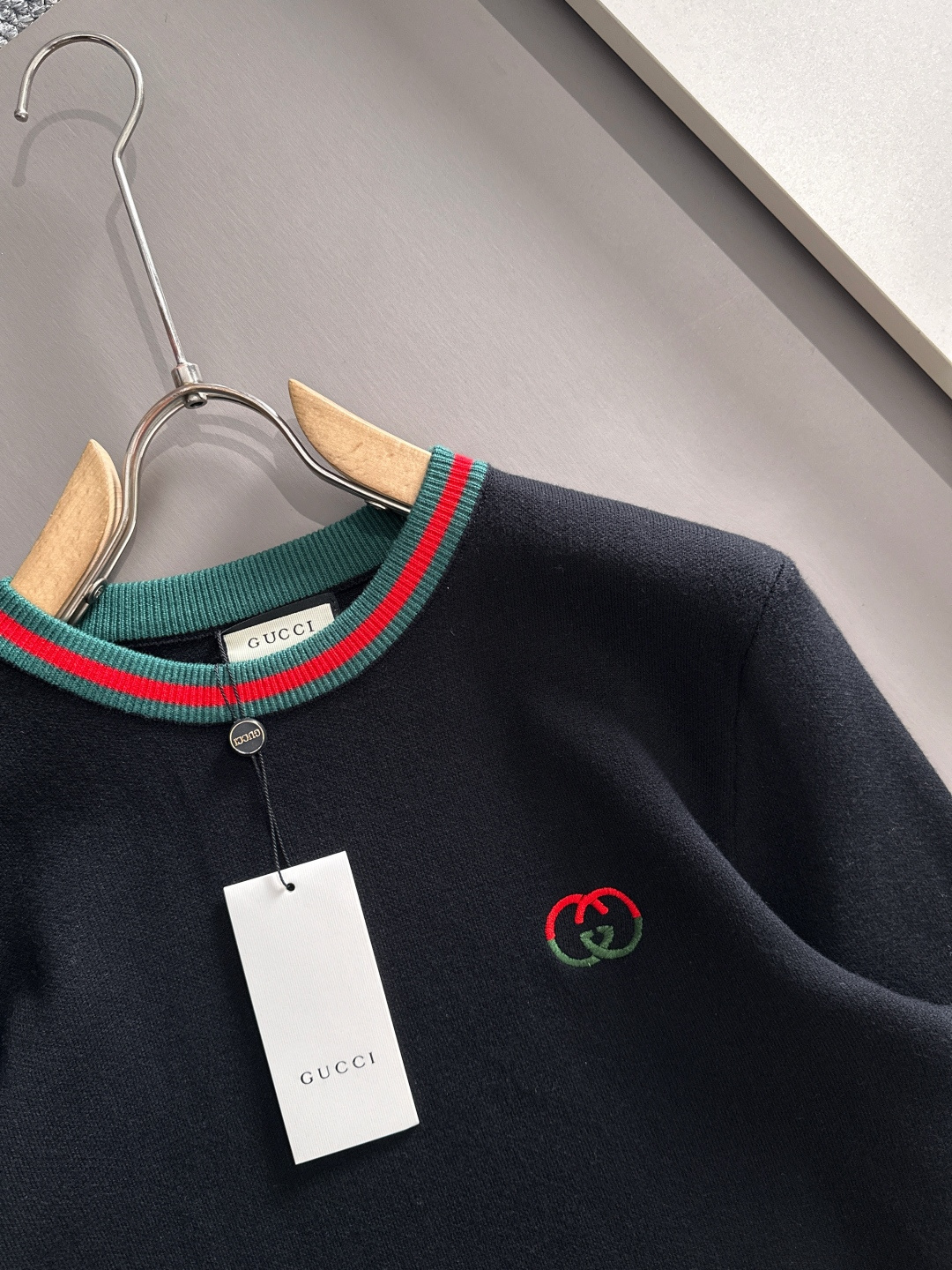 gucci 2025秋冬新款羊毛毛衣 高品质意大利进口羊毛混纺面料，高密度针织，时尚百搭毛衣，帅气十足。