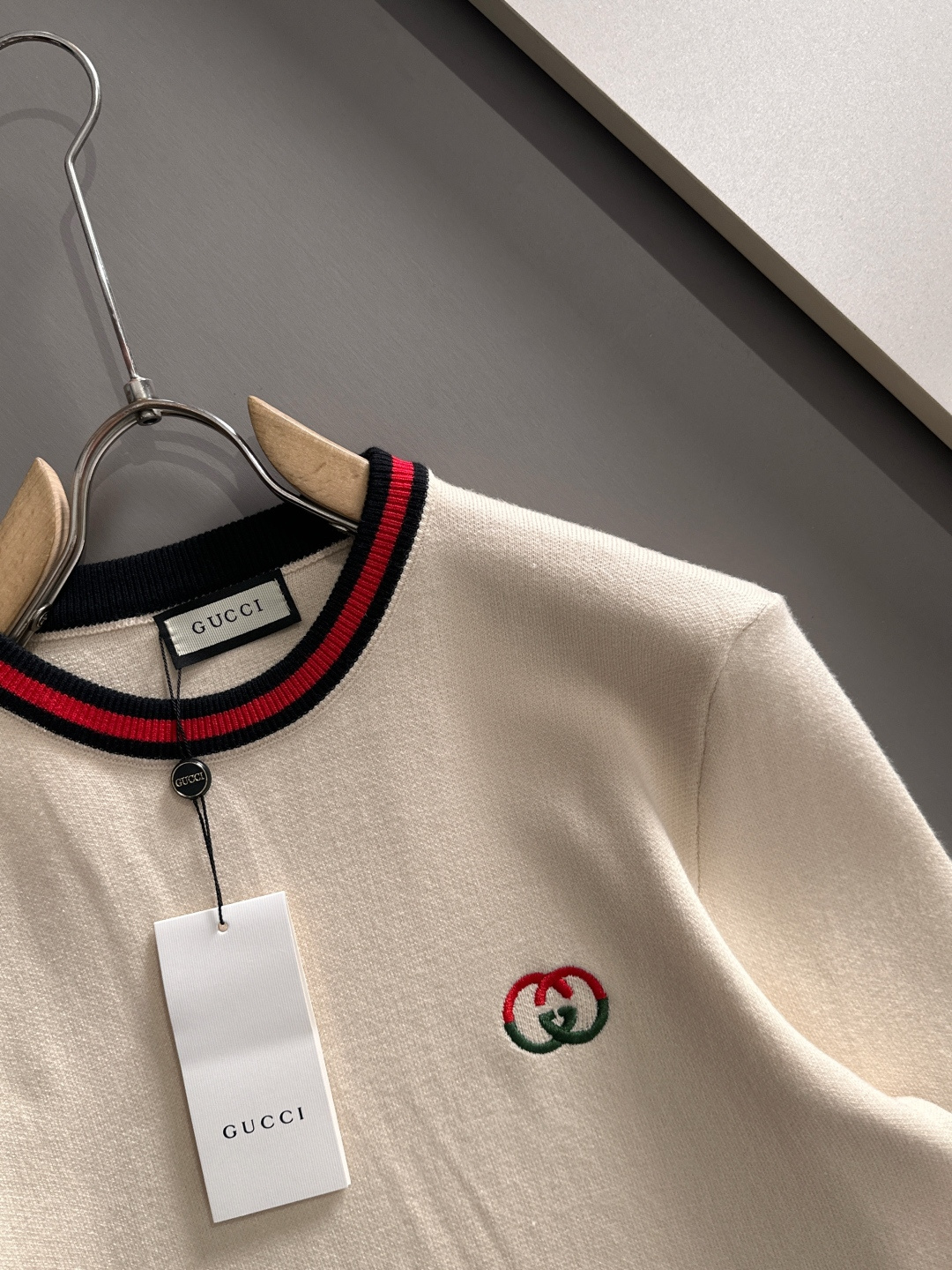gucci 2025秋冬新款羊毛毛衣 高品质意大利进口羊毛混纺面料，高密度针织，时尚百搭毛衣，帅气十足。
