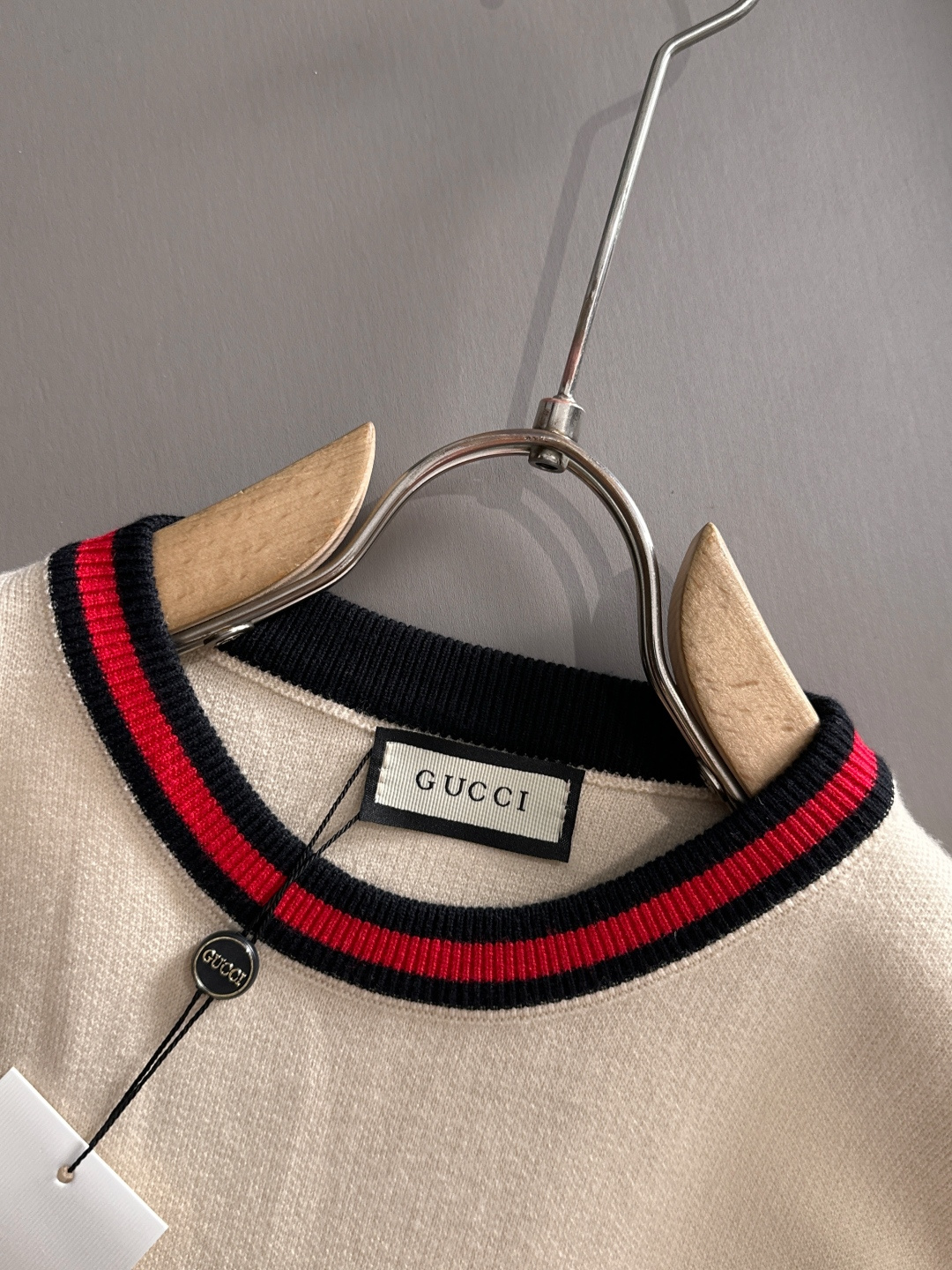 gucci 2025秋冬新款羊毛毛衣 高品质意大利进口羊毛混纺面料，高密度针织，时尚百搭毛衣，帅气十足。