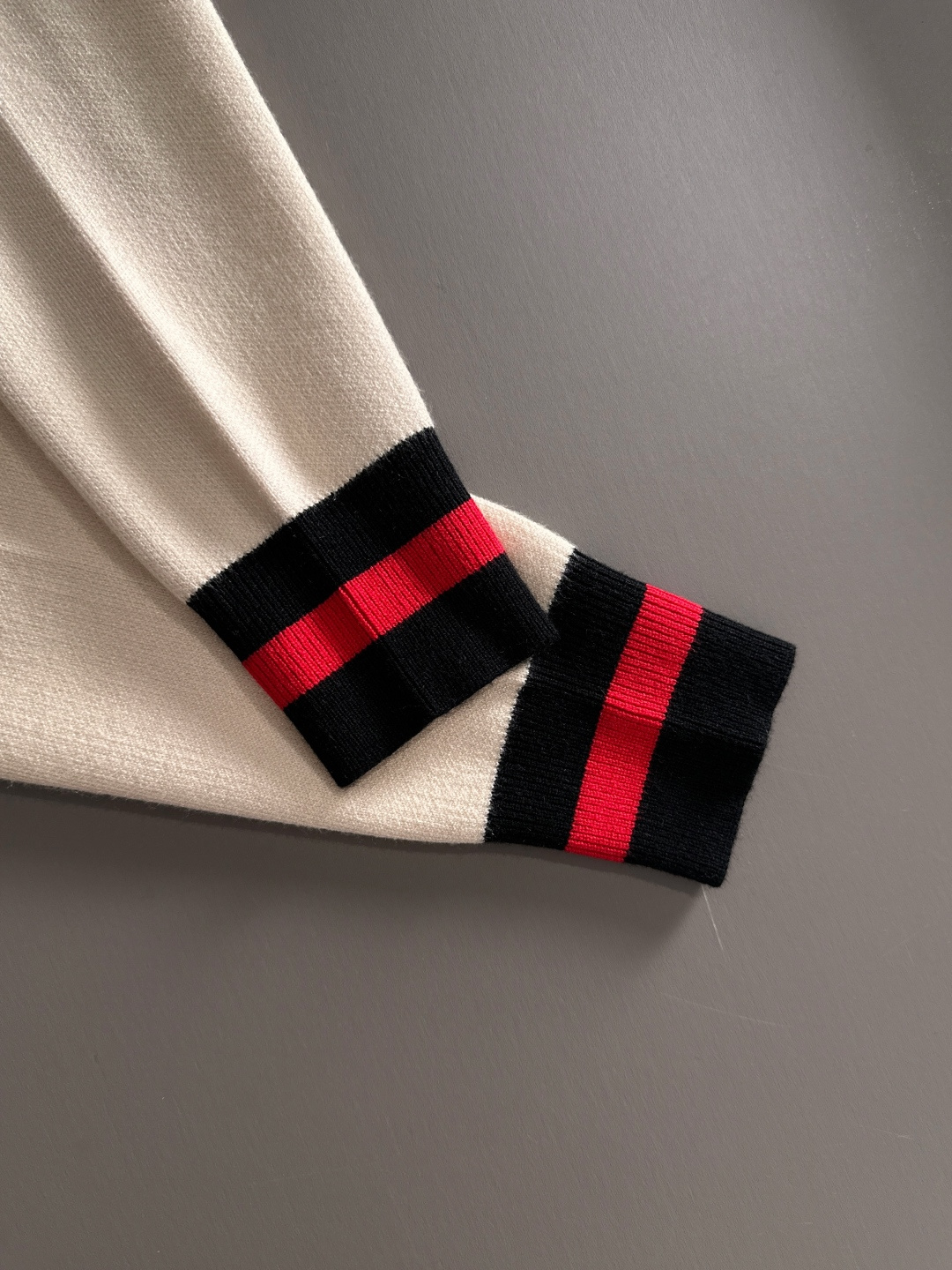 gucci 2025秋冬新款羊毛毛衣 高品质意大利进口羊毛混纺面料，高密度针织，时尚百搭毛衣，帅气十足。