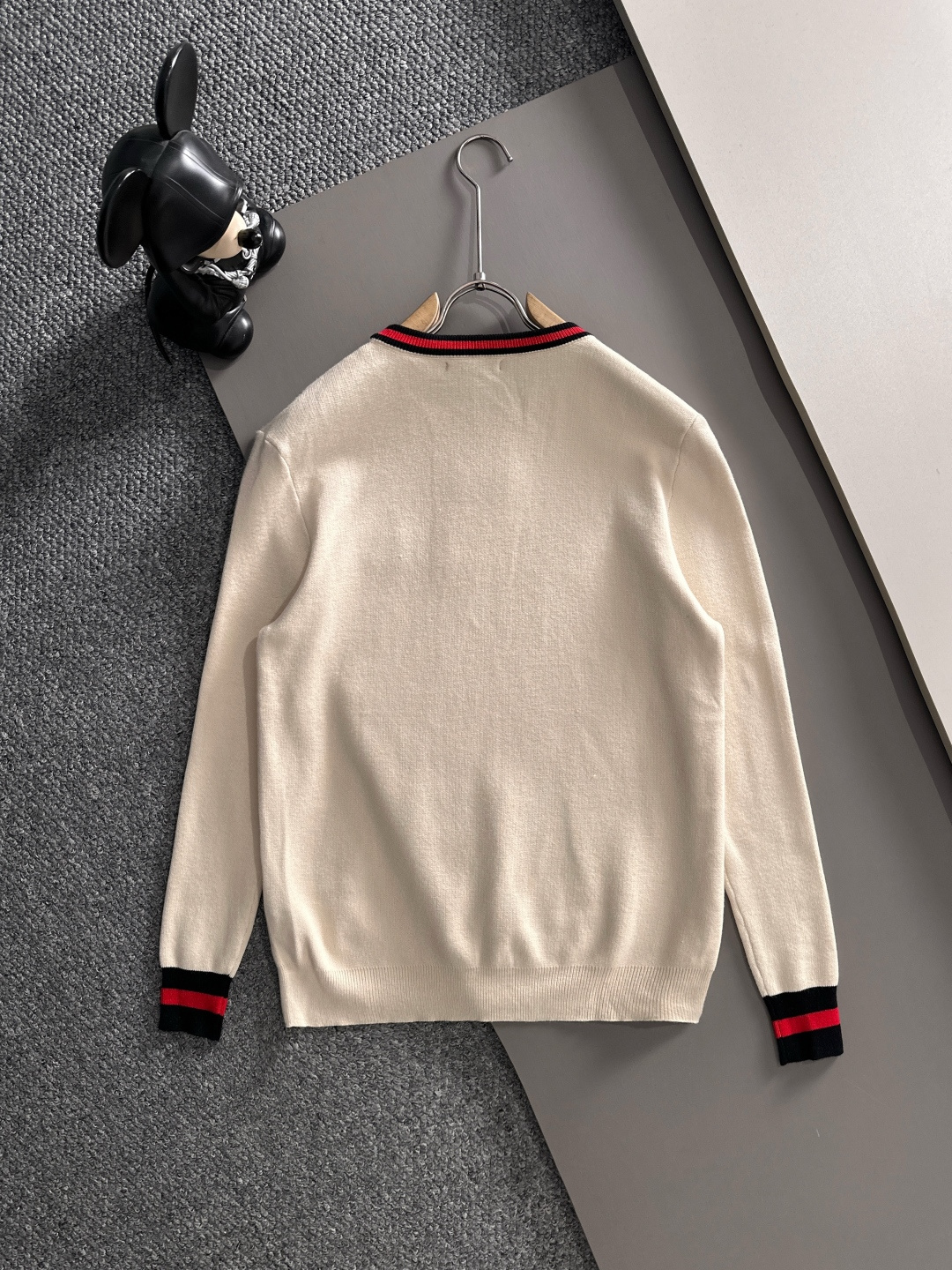 gucci 2025秋冬新款羊毛毛衣 高品质意大利进口羊毛混纺面料，高密度针织，时尚百搭毛衣，帅气十足。