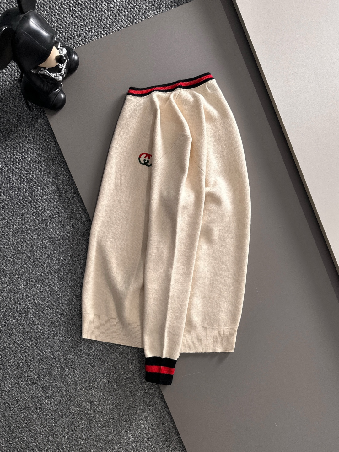 gucci 2025秋冬新款羊毛毛衣 高品质意大利进口羊毛混纺面料，高密度针织，时尚百搭毛衣，帅气十足。