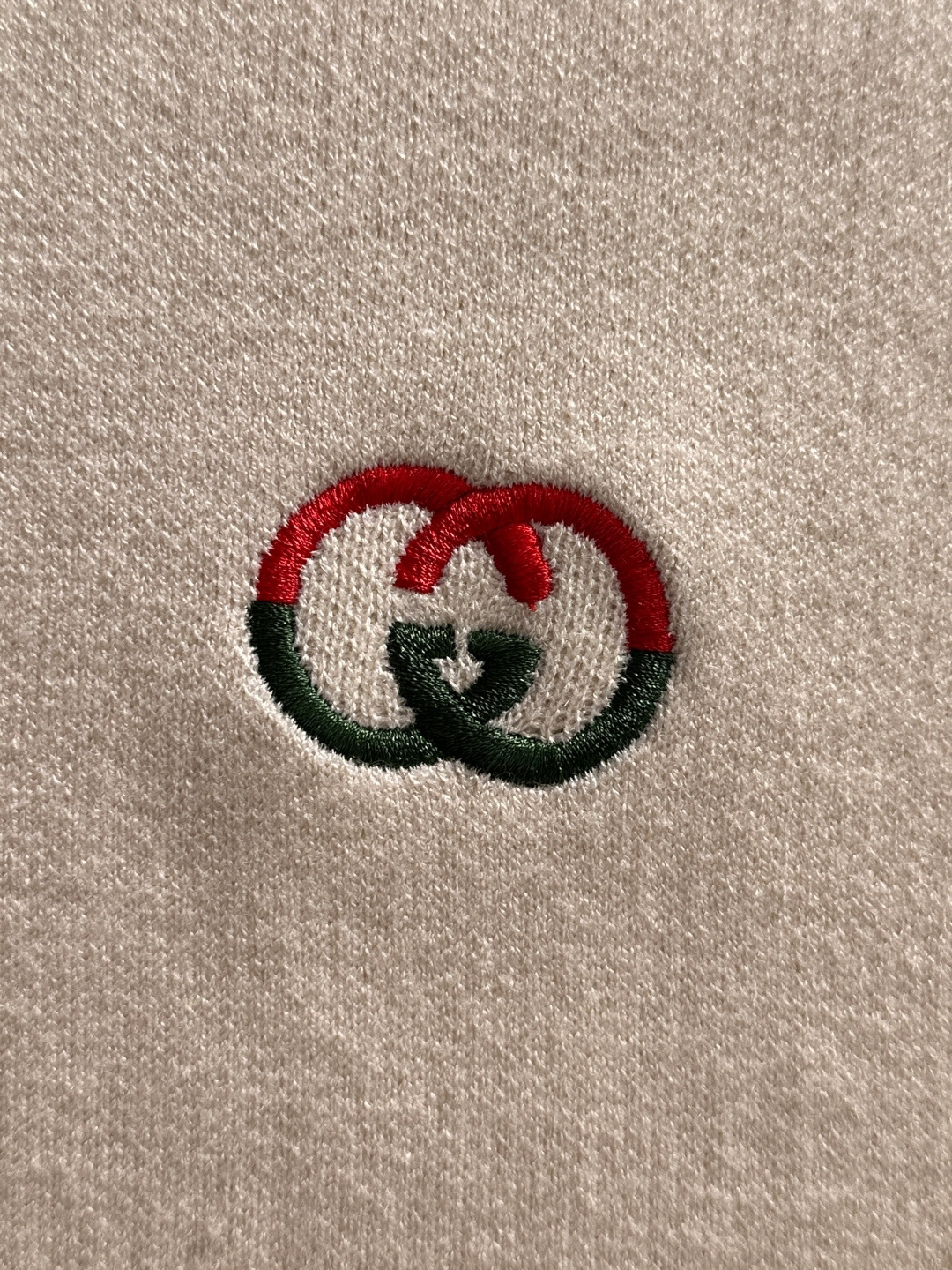 gucci 2025秋冬新款羊毛毛衣 高品质意大利进口羊毛混纺面料，高密度针织，时尚百搭毛衣，帅气十足。