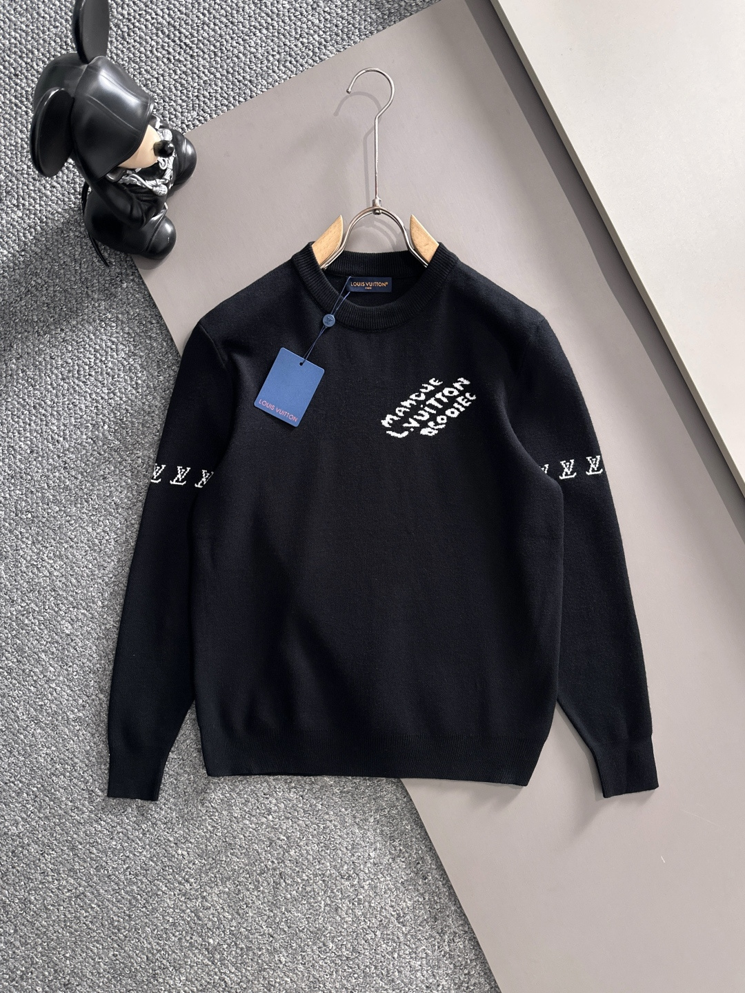 lv 2025秋冬新款羊毛毛衣 高品质意大利进口羊毛混纺面料，高密度针织，时尚百搭毛衣，帅气十足。经典L
