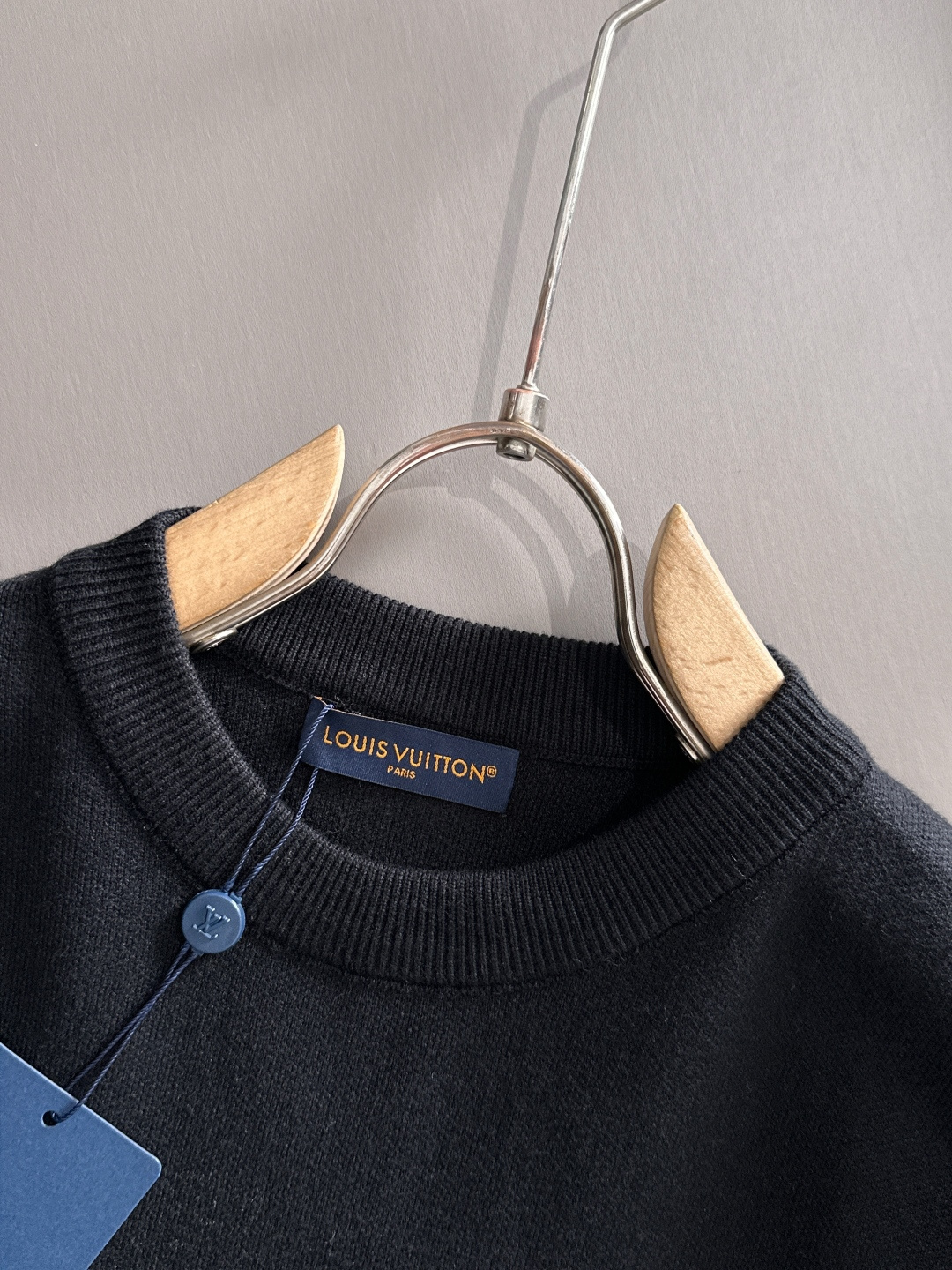 lv 2025秋冬新款羊毛毛衣 高品质意大利进口羊毛混纺面料，高密度针织，时尚百搭毛衣，帅气十足。经典L