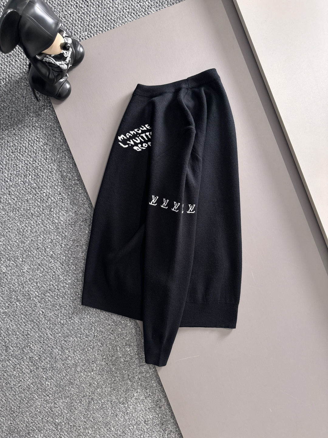 lv 2025秋冬新款羊毛毛衣 高品质意大利进口羊毛混纺面料，高密度针织，时尚百搭毛衣，帅气十足。经典L