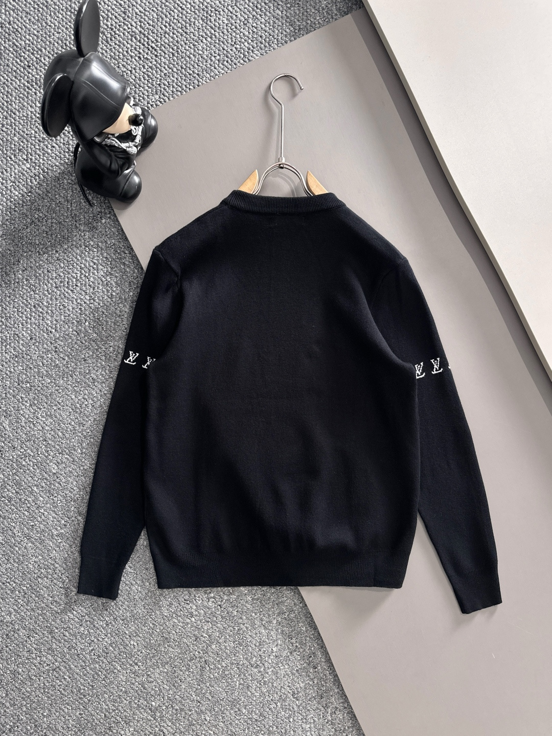 lv 2025秋冬新款羊毛毛衣 高品质意大利进口羊毛混纺面料，高密度针织，时尚百搭毛衣，帅气十足。经典L