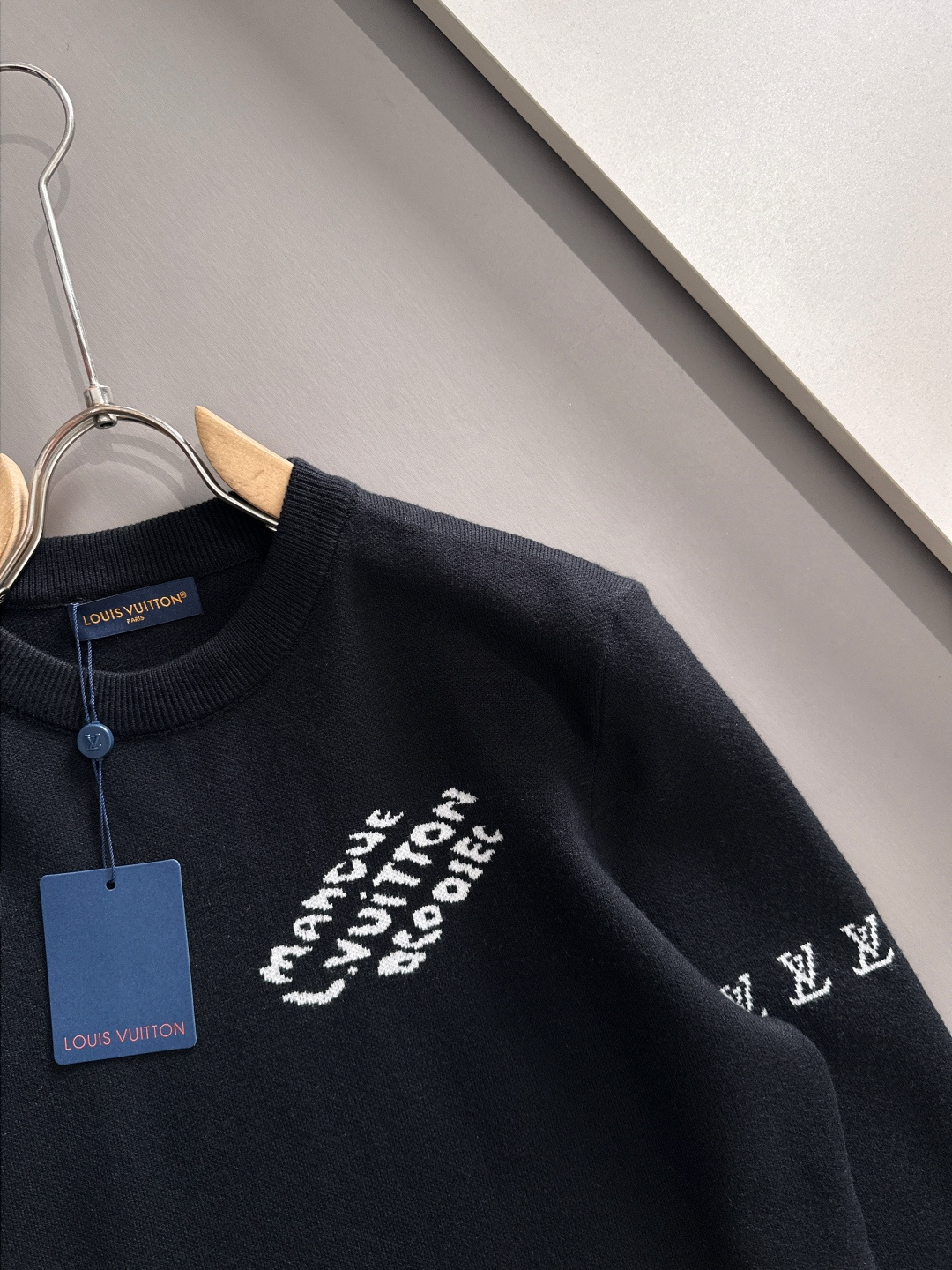 lv 2025秋冬新款羊毛毛衣 高品质意大利进口羊毛混纺面料，高密度针织，时尚百搭毛衣，帅气十足。经典L