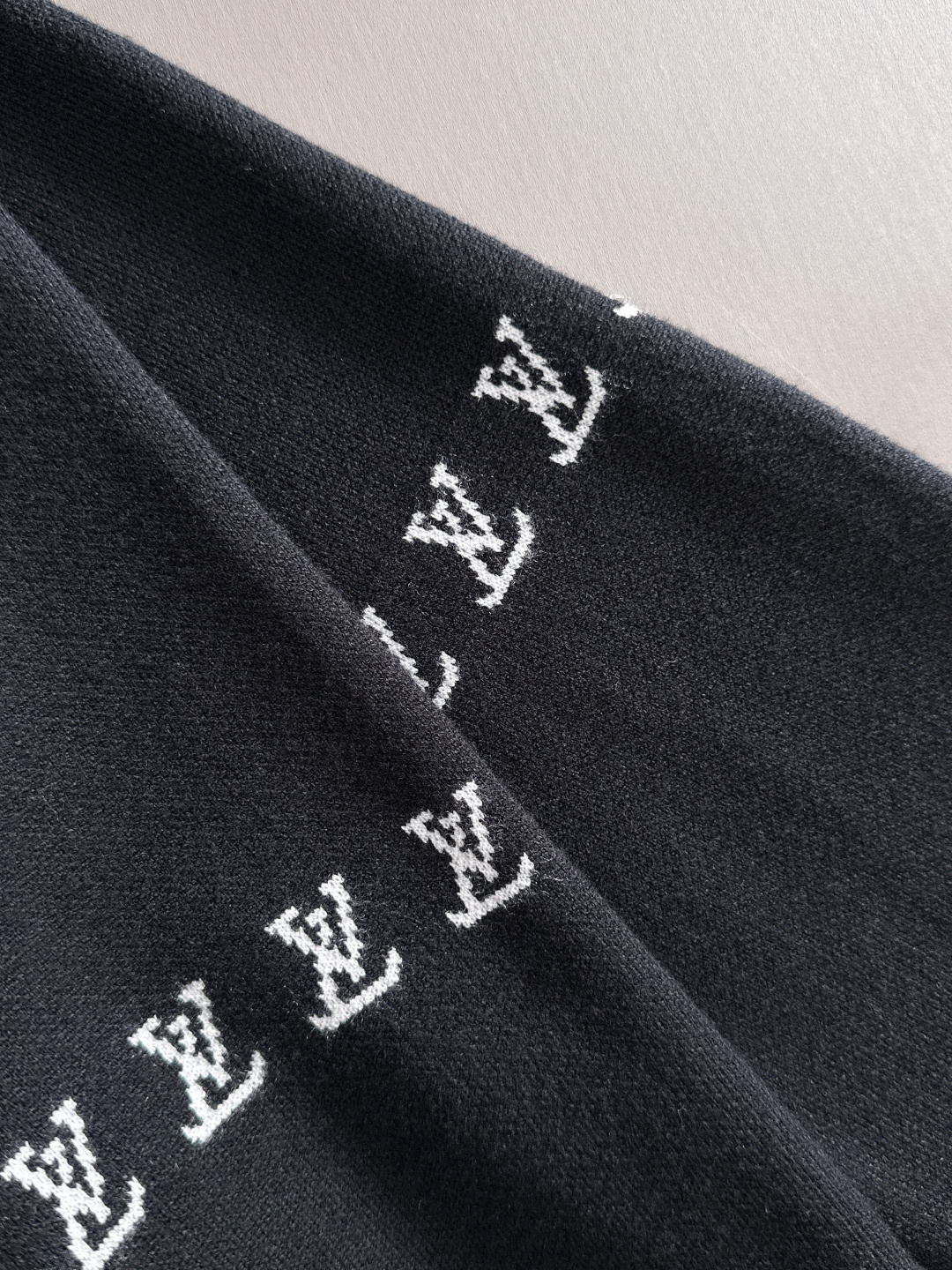 lv 2025秋冬新款羊毛毛衣 高品质意大利进口羊毛混纺面料，高密度针织，时尚百搭毛衣，帅气十足。经典L