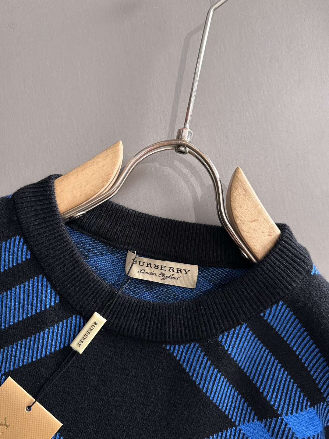 Burberry 2025秋冬新款羊毛毛衣 高品质意大利进口羊毛混纺面料，高密度针织，时尚百搭毛衣，帅气