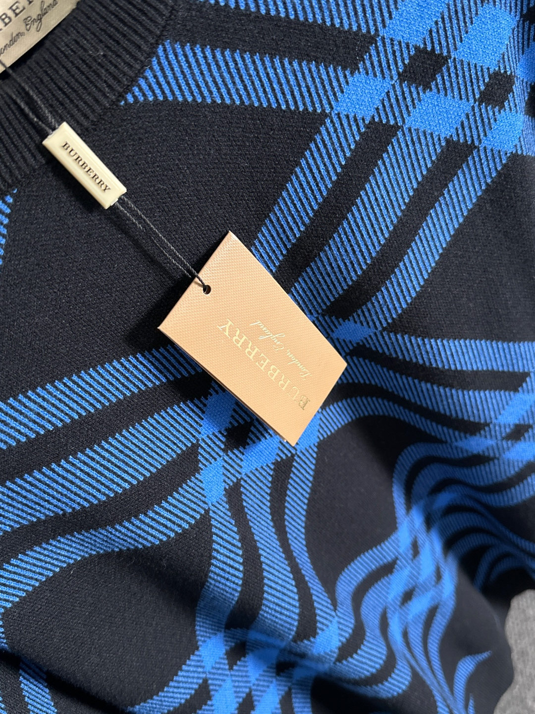 Burberry 2025秋冬新款羊毛毛衣 高品质意大利进口羊毛混纺面料，高密度针织，时尚百搭毛衣，帅气