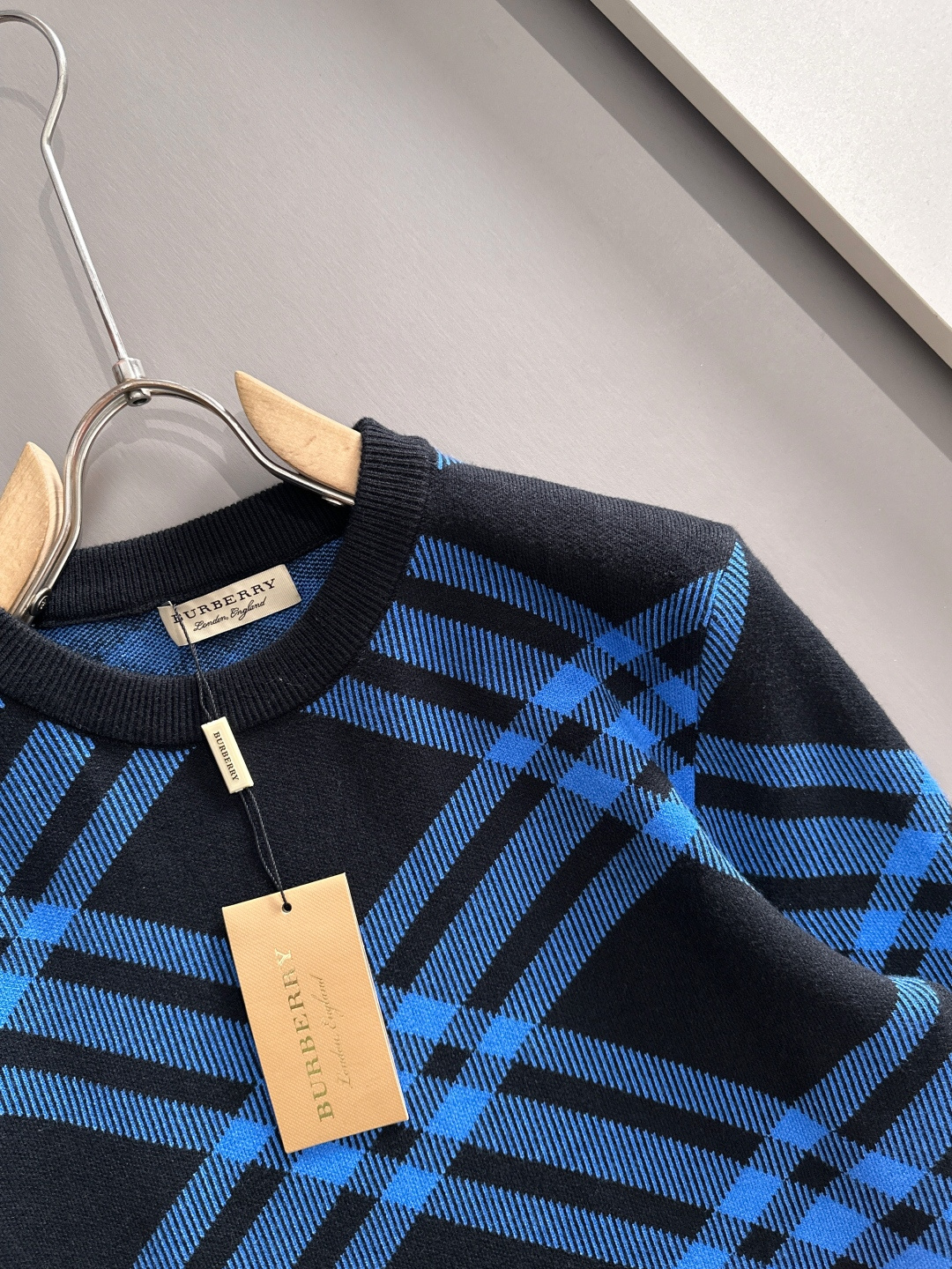 Burberry 2025秋冬新款羊毛毛衣 高品质意大利进口羊毛混纺面料，高密度针织，时尚百搭毛衣，帅气