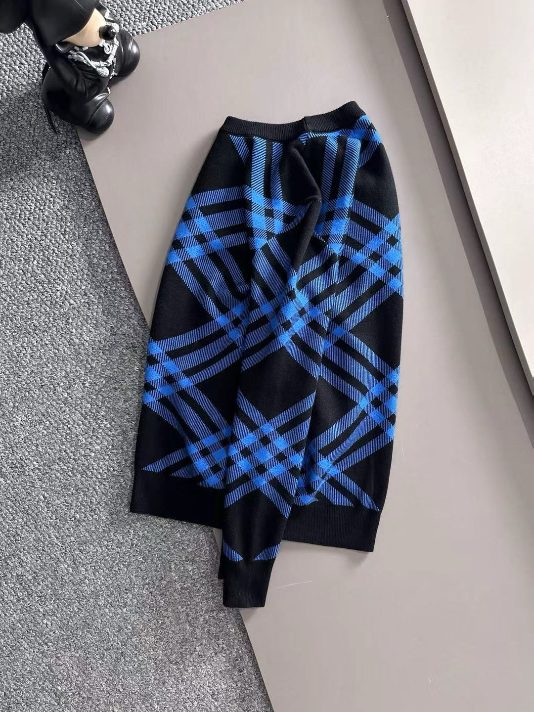 Burberry 2025秋冬新款羊毛毛衣 高品质意大利进口羊毛混纺面料，高密度针织，时尚百搭毛衣，帅气