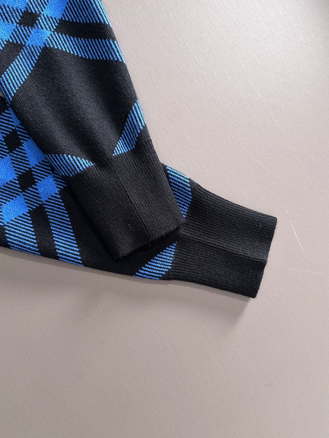 Burberry 2025秋冬新款羊毛毛衣 高品质意大利进口羊毛混纺面料，高密度针织，时尚百搭毛衣，帅气