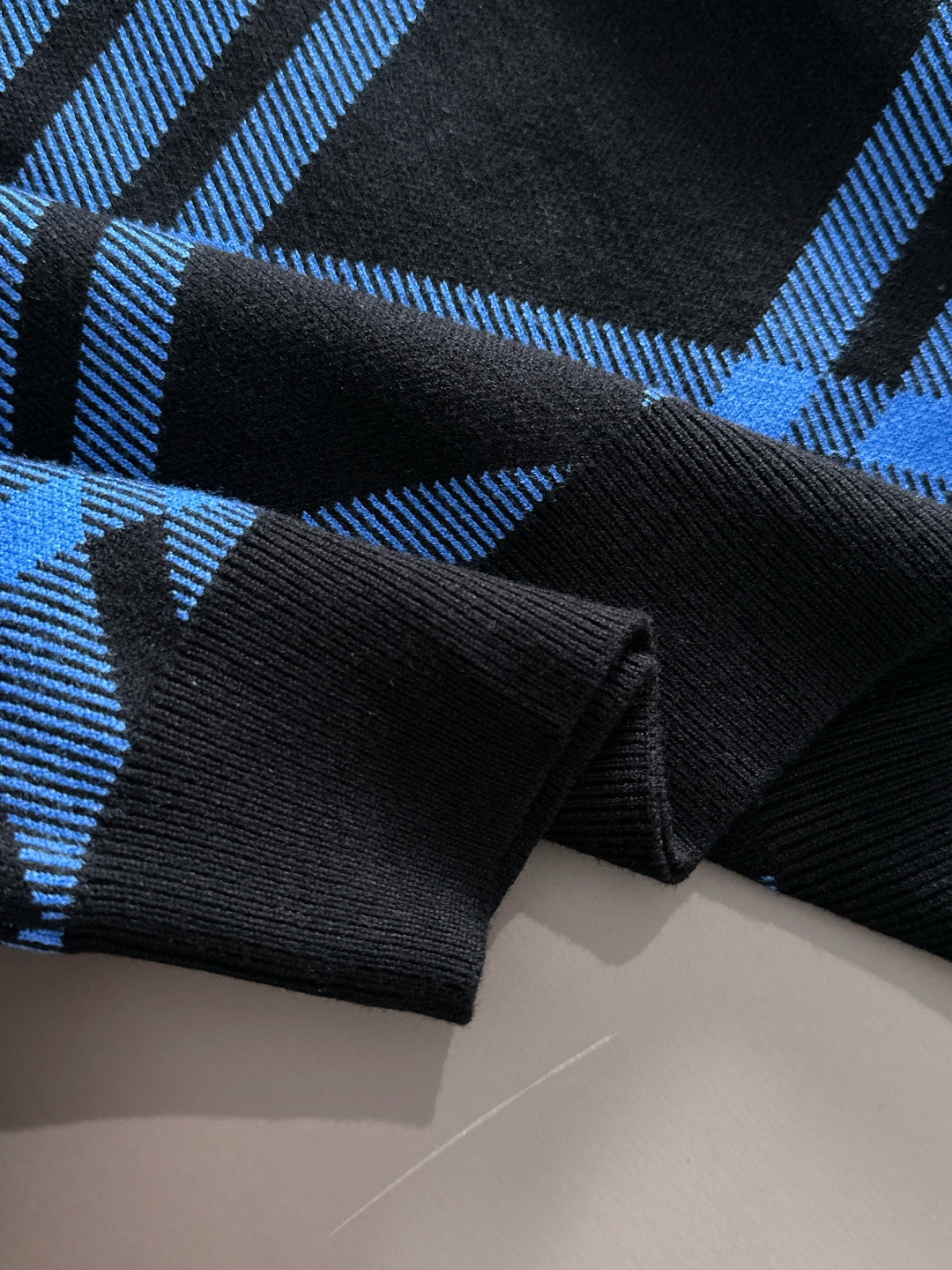 Burberry 2025秋冬新款羊毛毛衣 高品质意大利进口羊毛混纺面料，高密度针织，时尚百搭毛衣，帅气