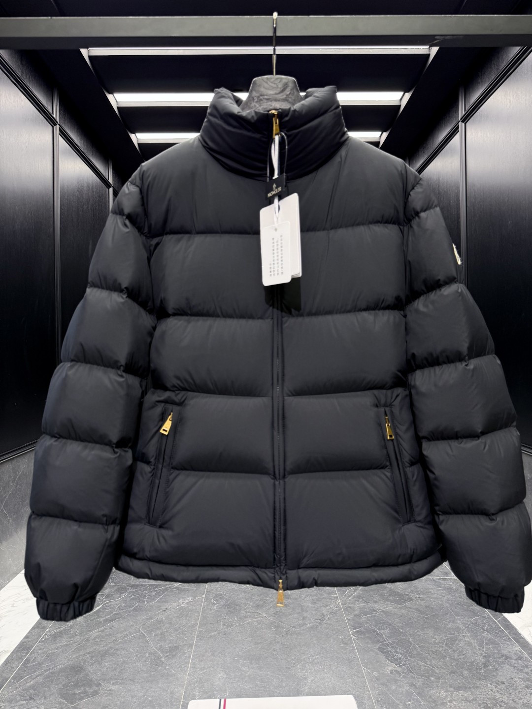 P530⬆️❤️🆕2025 Moncler盟可睐 Dourbe系列 修身拉链长袖短款羽绒服 原版1:1订制五金配件全进口原版定制 欢迎专柜对比 绝对的高品质 采用顶级95白鸭绒 超柔软 充羽量蓬松饱满 超级重工 面料做工杠杠的👍版型完美 注意⚠面料超舒服 独家款 非市场货
尺码:1-4