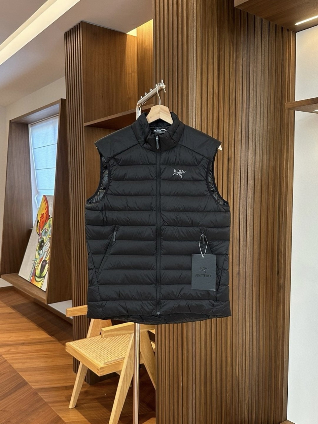 💰410 始祖鸟 cerium vest 排骨羽绒马甲 1️⃣内填90%鹅绒，防潮保暖，充分应对多变天气更可靠。 2️⃣剪裁合身，外观简洁利落，出色的透气性，复合面料设计确保运动时不会过热。 3️⃣多功能性：适用于从高强度户外到城市生活的多种场景。 4️⃣整件马甲采用超轻量的面料和填充，可以轻松卷缩成自身的一个口袋中，形成一个非常小的收纳包。收纳后体积仅比一个可乐罐稍大，重量极轻（约200-250克，取决于尺码），几乎不占任何背包空间，非常适合作为应急保暖层随身携带。