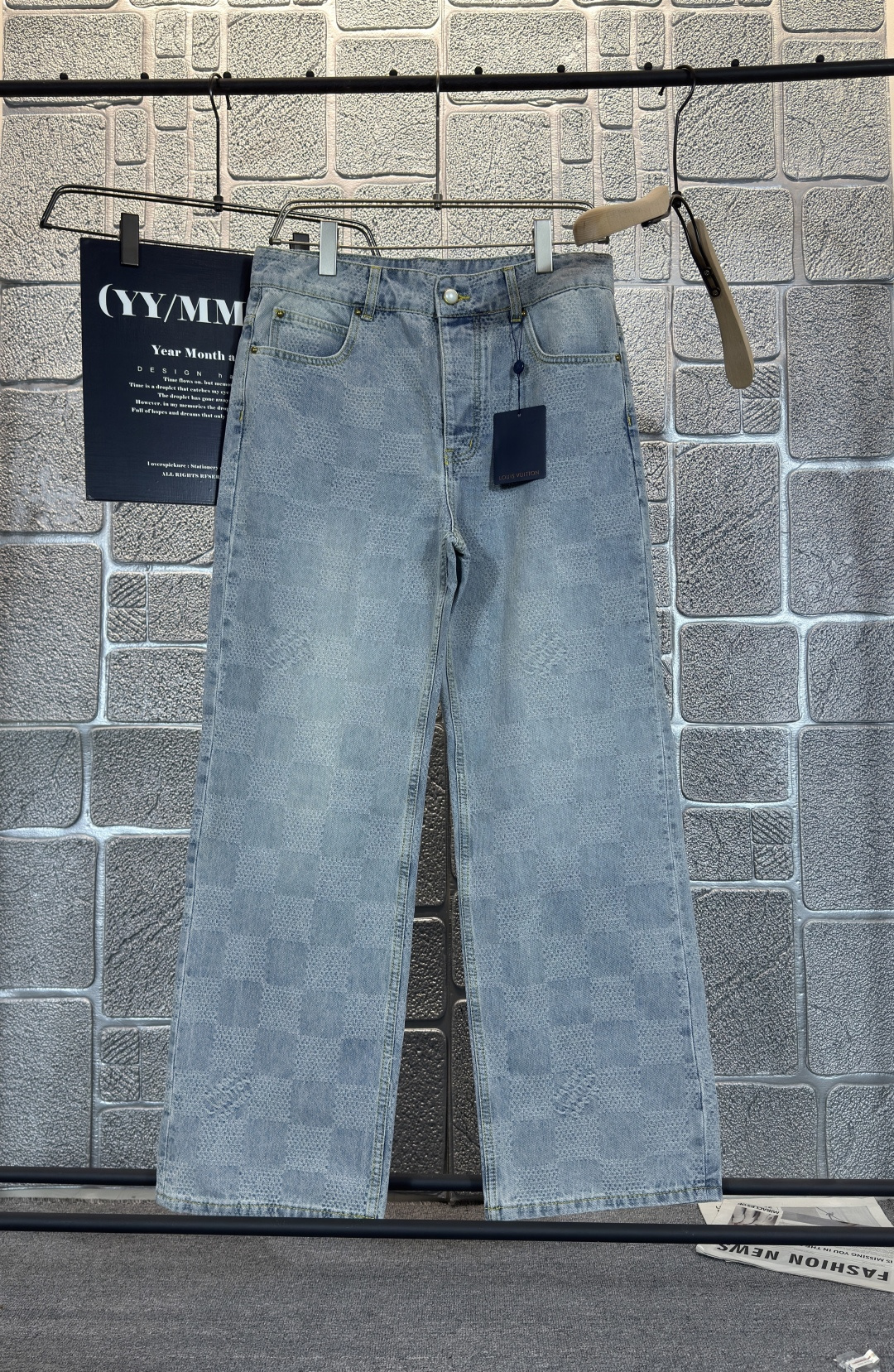 NO:468804,LOUIS VUITTON plaid printed button mid-waist straight jeans men's blue skateboard jeans are laid out in full 3D Damier jacquard pattern, incorporates the Marque L. Vuitton déposée logo into the delicate plaid, allowing any shape to show the trendy style.,,louis vuitton,jeans,alexander wang19860909LOUIS VUITTON 格子印花纽扣中腰直筒牛仔裤 男款 蓝色款滑板牛仔裤铺陈全幅 3D Damier 提花图案,于细腻格纹之中融入 Marque L. Vuitton déposée 标识,令任意造型展露潮流风范.,,louis vuitton,jeans,alexander wang,Men's clothing