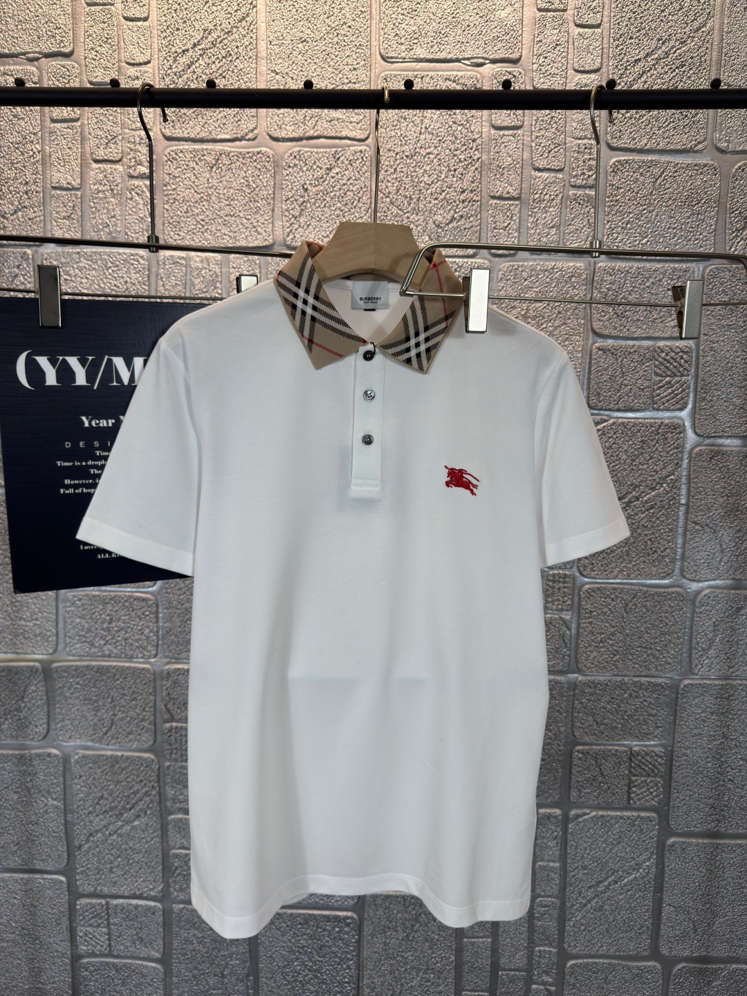 NO:493624,BBR* Burberry 2025 spring and summer top classic neckline letter jacquard knight embroidery polo short sleeves, exquisite craftsmanship counter fabric, top-level elements fusion, classic short sleeves 3 specifications complete, trendy men's fashion, whether it is the comfort of the upper body or it is incomparable) Three colors Number of codes: M-4XL can wear 200 catties, burberry, T-shirt, alexander wang19860909BBR*巴宝莉 2025春夏顶级经典领口字母提花骑士刺绣polo短袖,精致工艺专柜面料,顶级元素融合打造,经典短袖3标齐全,潮男时尚,无论是上身舒适度还是都是无可比拟的存在) 三色 码数:M-4XL 可穿200斤,,burberry,T-shirt,alexander wang,Men's clothing