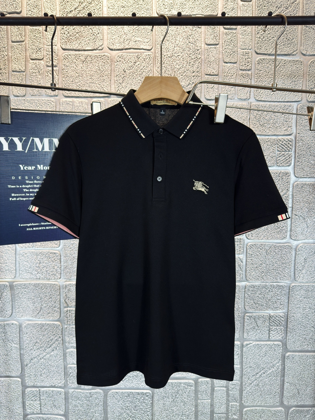 NO:493639,BBR* Burberry 2025 spring and summer top classic neckline letter jacquard knight embroidery polo short sleeves, exquisite craftsmanship counter fabric, top-level elements fusion, classic short sleeves 3 specifications complete, trendy men's fashion, whether it is the comfort of the upper body or it is incomparable) Three colors Number of codes: M-4XL can wear 200 catties, burberry, T-shirt, alexander wang19860909BBR*巴宝莉 2025春夏顶级经典领口字母提花骑士刺绣polo短袖,精致工艺专柜面料,顶级元素融合打造,经典短袖3标齐全,潮男时尚,无论是上身舒适度还是都是无可比拟的存在) 三色 码数:M-4XL 可穿200斤,,burberry,T-shirt,alexander wang,Men's clothing