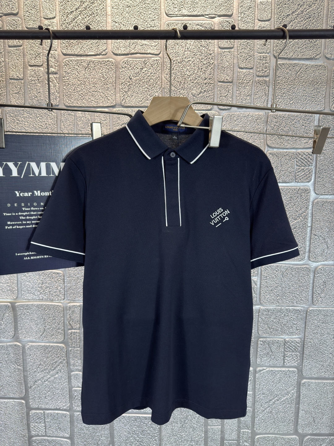 NO:493646,LV*Louis 2025 spring and summer top classic neckline letter jacquard knight embroidery polo short sleeves, exquisite craftsmanship counter fabric, top-level elements fusion, classic short sleeves 3 logos, trendy men's fashion, whether it is the comfort of the upper body or it is incomparable) Three colors Number of codes: M-4XL can wear 200 catties, louis vuitton, louis vuitton, T-shirt, alexander wang19860909LV*路易 2025春夏顶级经典领口字母提花骑士刺绣polo短袖,精致工艺专柜面料,顶级元素融合打造,经典短袖3标齐全,潮男时尚,无论是上身舒适度还是都是无可比拟的存在) 三色 码数:M-4XL 可穿200斤,,louis vuitton,louis vuitton,T-shirt,alexander wang,Men's clothing