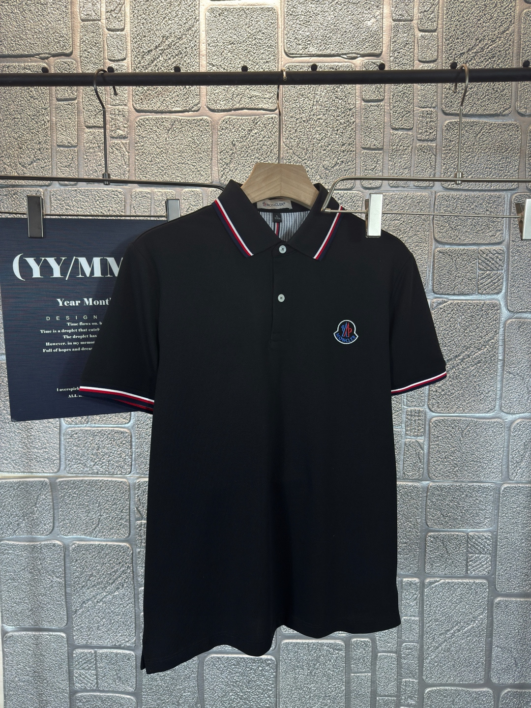 NO:493653,Mo* cover 2025 spring and summer top classic neckline embroidered polo short sleeves, exquisite craftsmanship counter fabric, top-level elements fusion, classic short sleeves 3 standards complete, trendy men's fashion, whether it is the comfort of the upper body or it is incomparable) Three colors Number of codes: M-4XL can wear 200 catties, Moncler, T-shirt, alexander wang19860909Mo*蒙口 2025春夏顶级经典领口刺绣polo短袖,精致工艺专柜面料,顶级元素融合打造,经典短袖3标齐全,潮男时尚,无论是上身舒适度还是都是无可比拟的存在) 三色 码数:M-4XL 可穿200斤,,Moncler,T-shirt,alexander wang,Men's clothing